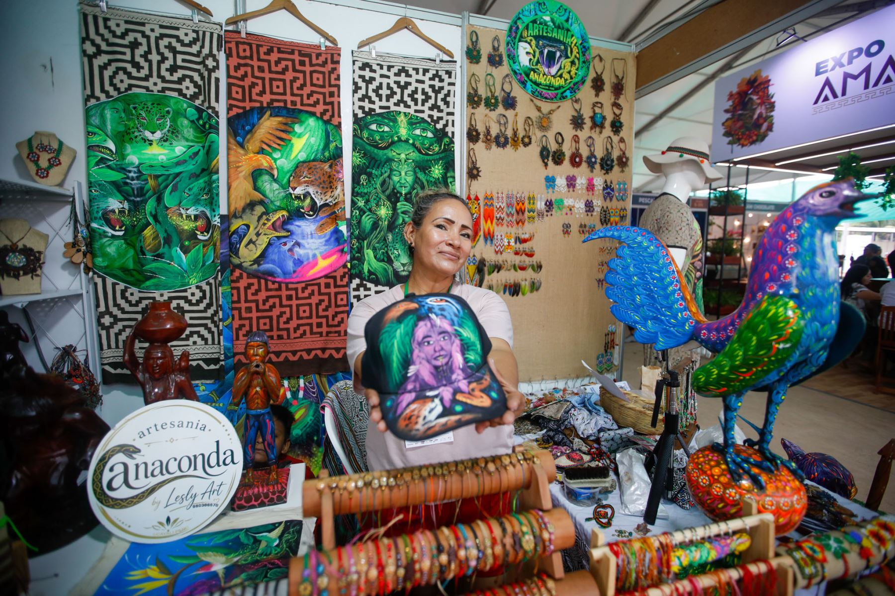 Los estands de la ExpoAmazónica 2026 ofrecen productos naturales, artesanías y otras expresiones de la producción regional. La feria, que se realiza en el Campo Ferial de Yarinacocha, permite a los emprendedores mostrar la diversidad de recursos y propuestas comerciales de la Amazonía. Foto: ANDINA/Ricardo Cuba.