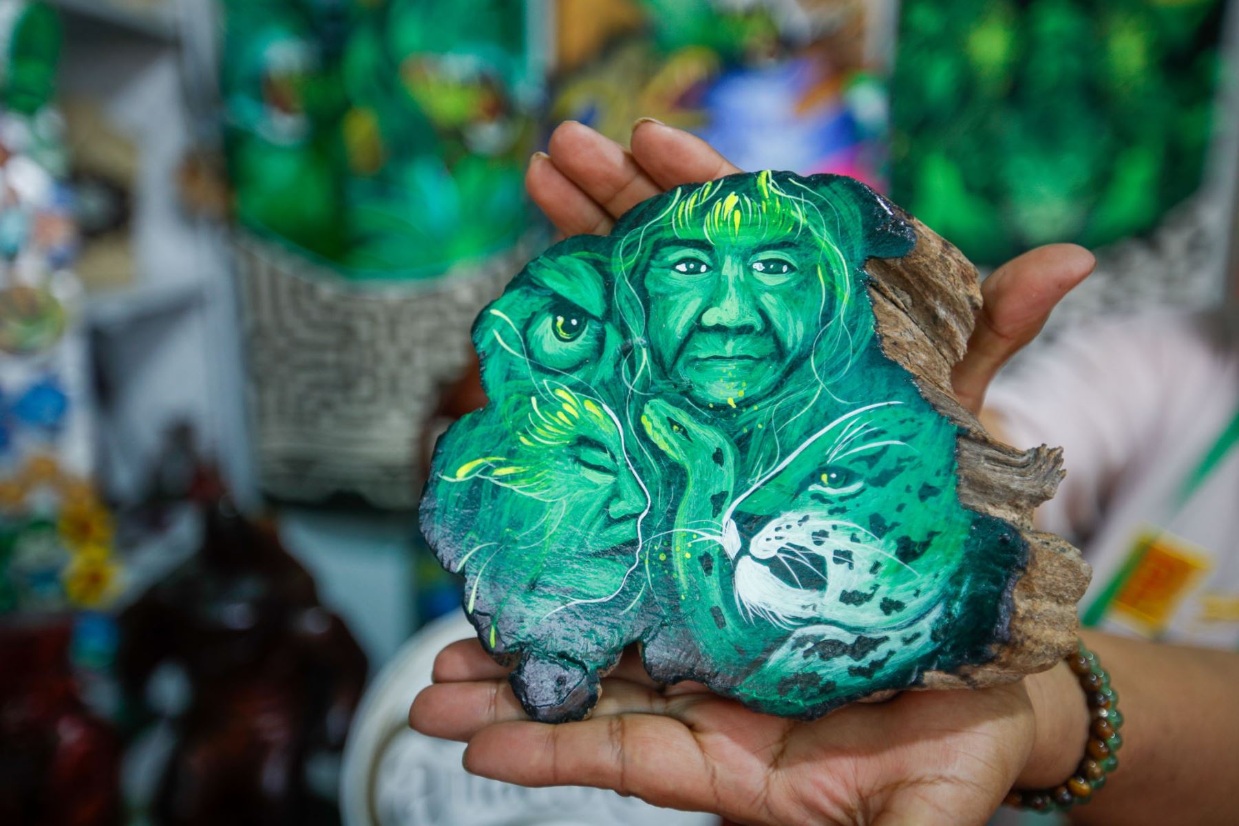 Las artesanías elaboradas por emprendedores amazónicos forman parte de la oferta de la ExpoAmazónica 2026. Las piezas exhibidas reflejan la diversidad de técnicas y expresiones culturales de la selva peruana, que encuentran en esta feria un espacio para su promoción y comercialización. Foto: ANDINA/Ricardo Cuba.