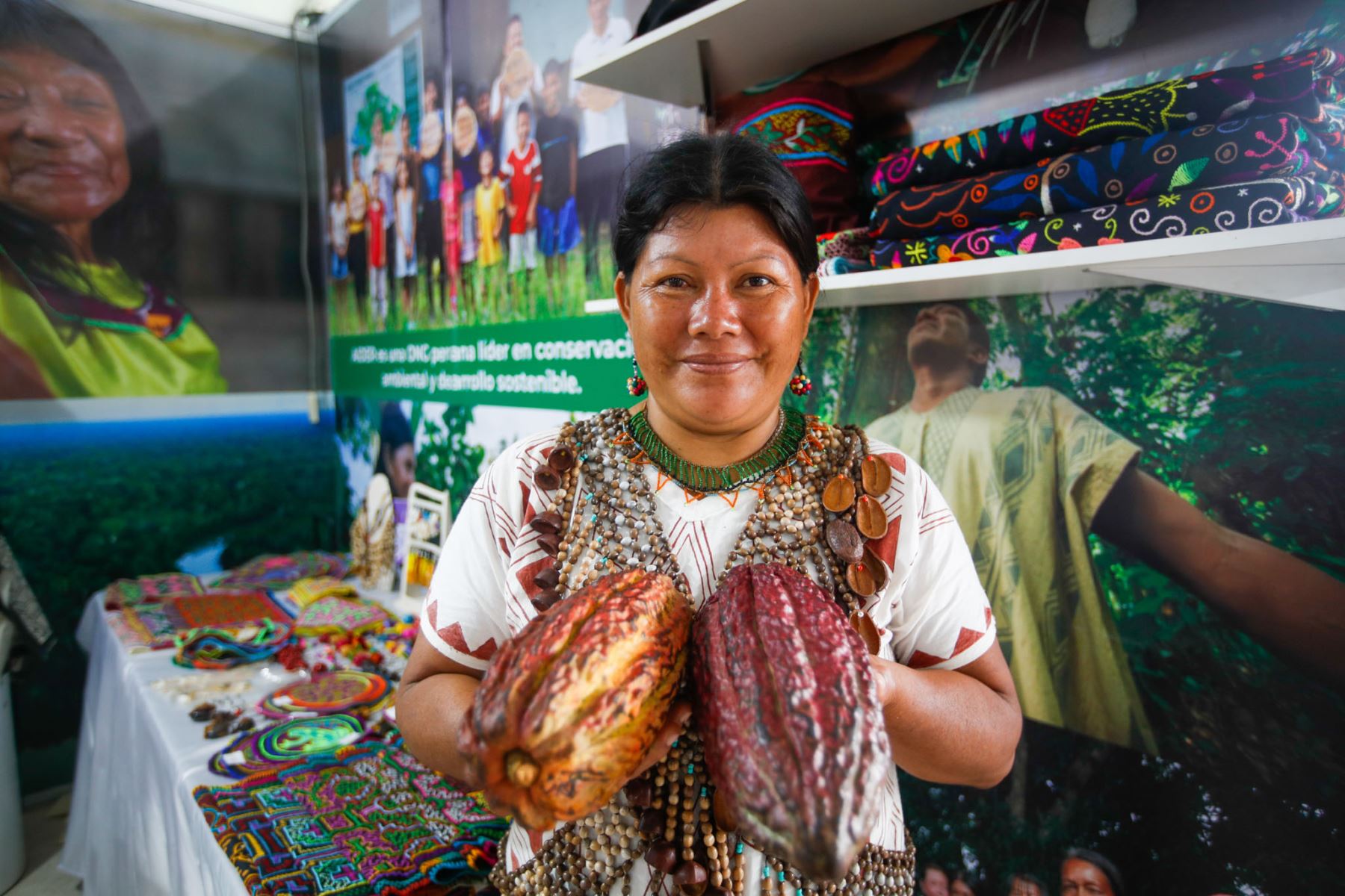 Una emprendedora presenta productos regionales en uno de los estands de la ExpoAmazónica 2026, en Pucallpa. La feria constituye una plataforma para que los pequeños productores amazónicos exhiban su oferta comercial y establezcan contactos con potenciales compradores. Foto: ANDINA/Ricardo Cuba.