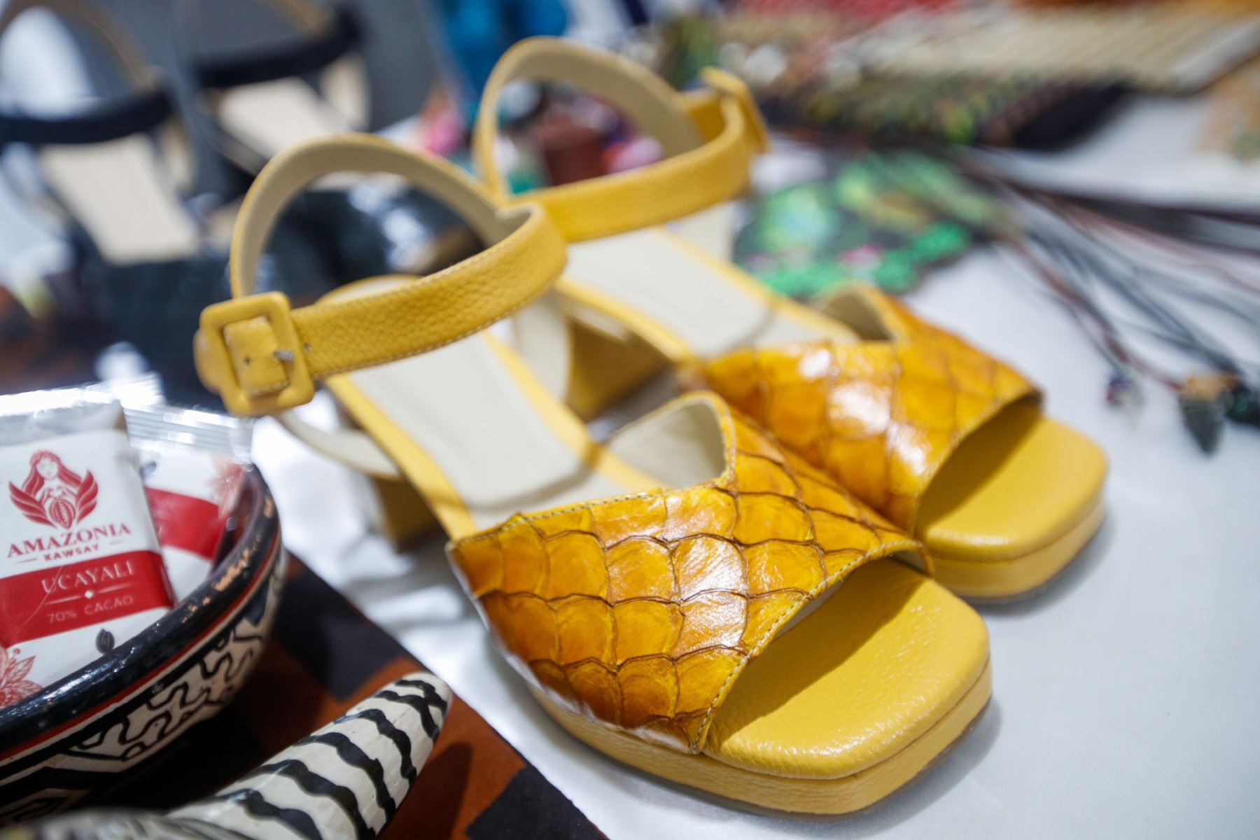 La producción artesanal de calzado también tiene presencia en la ExpoAmazónica 2026. Los visitantes pueden conocer diversos artículos elaborados por emprendedores de la región, en una feria que busca impulsar los negocios y dar mayor visibilidad a los productos de la Amazonía peruana. Foto: ANDINA/Ricardo Cuba.