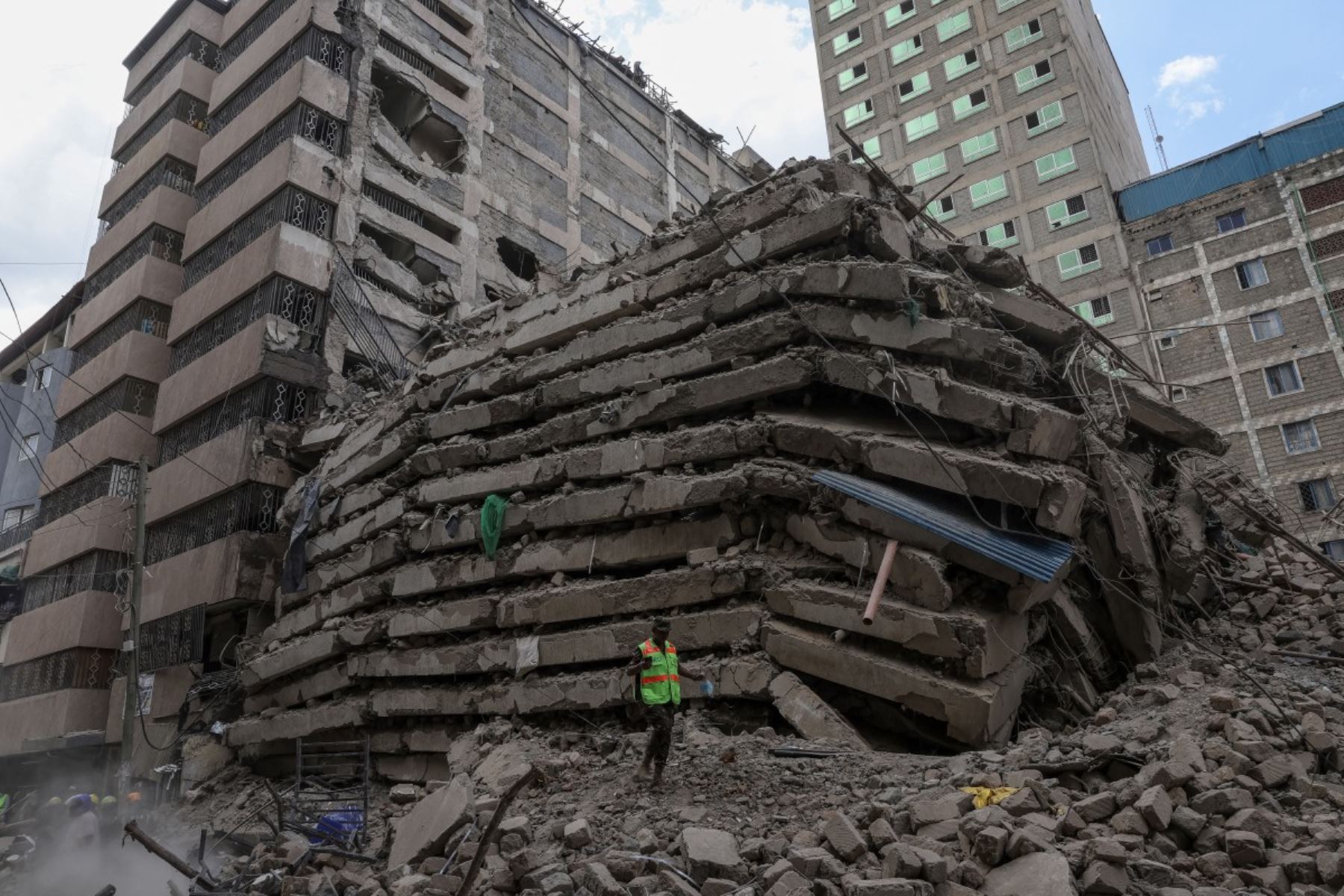 Un edificio de varias plantas se derrumba en Nairobi y se temen víctimas