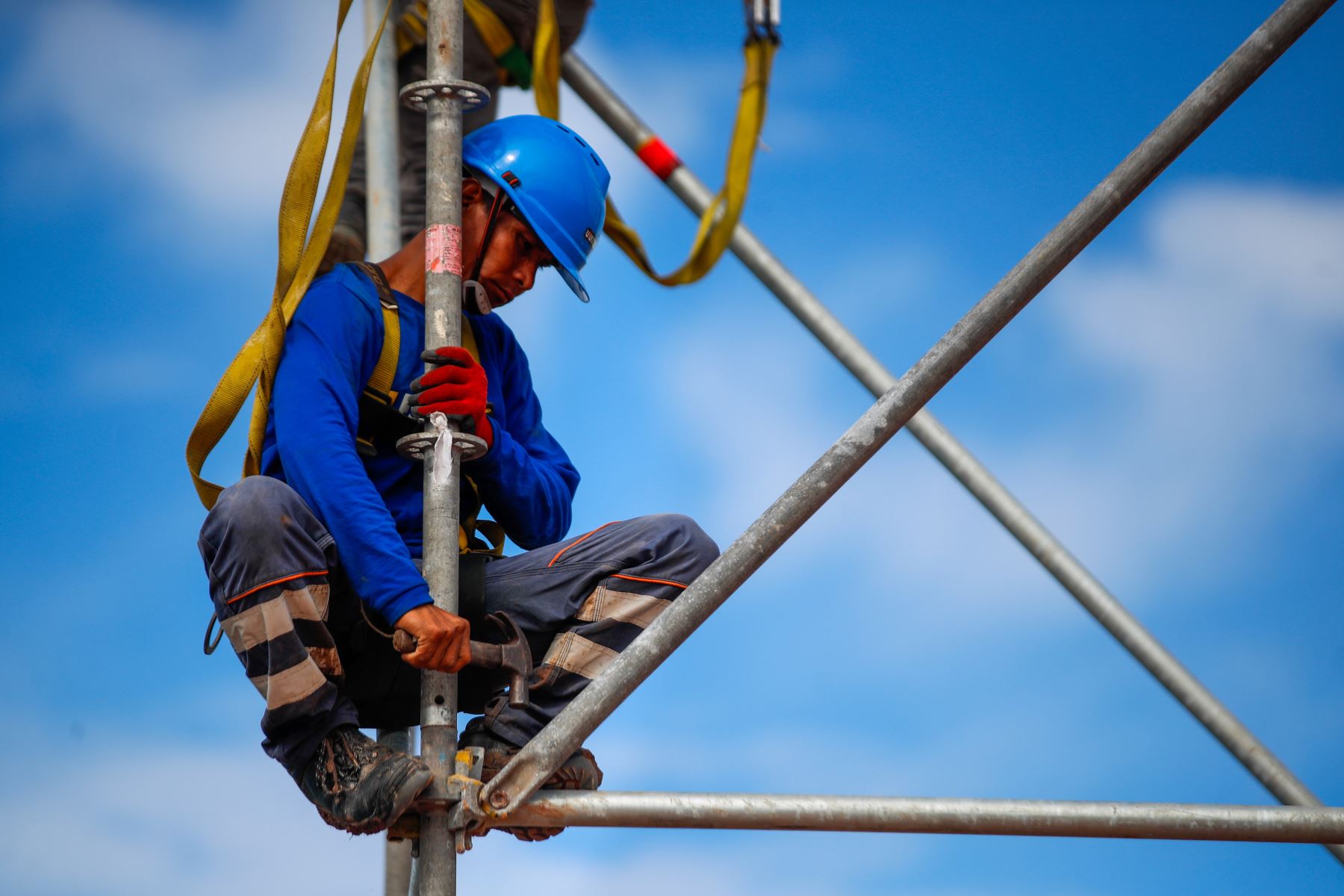 Un trabajador asegura las uniones del andamiaje durante el montaje de las estructuras en el complejo deportivo La Videnita, en Pucallpa, donde se intensifican los trabajos de preparación a pocos días de la llegada del papa León XIV. Foto: ANDINA/Ricardo Cuba