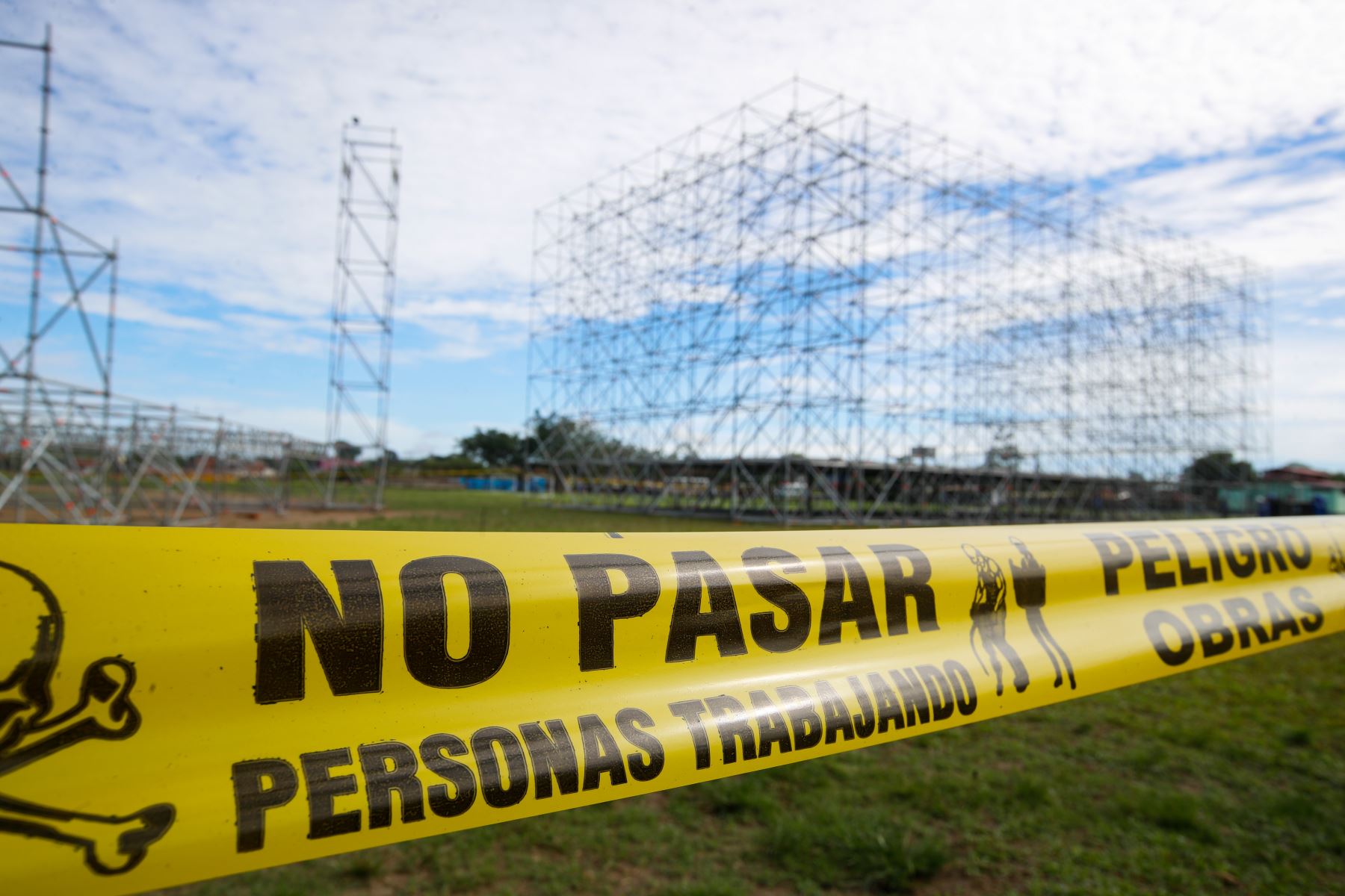 Cintas de seguridad delimitan el área de montaje en el complejo deportivo La Videnita, en Pucallpa, donde se realizan los preparativos para la misa del papa León XIV, que congregará a miles de fieles de la región Ucayali. Foto: ANDINA/Ricardo Cuba