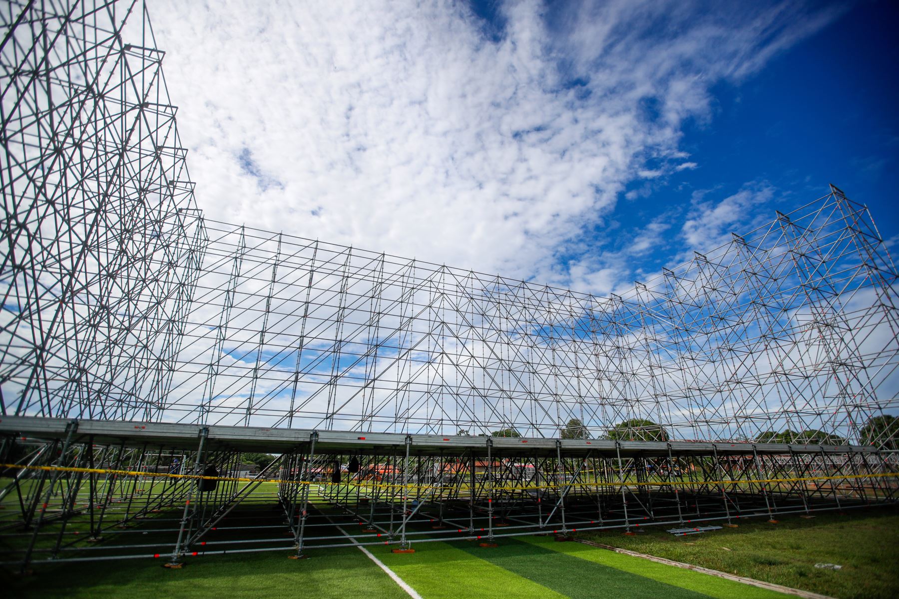 La imponente estructura de andamios comienza a tomar forma en el complejo deportivo La Videnita, en Pucallpa, donde se prepara el escenario principal para la histórica misa que celebrará el papa León XIV en la Amazonía peruana. Foto: ANDINA/Ricardo Cuba