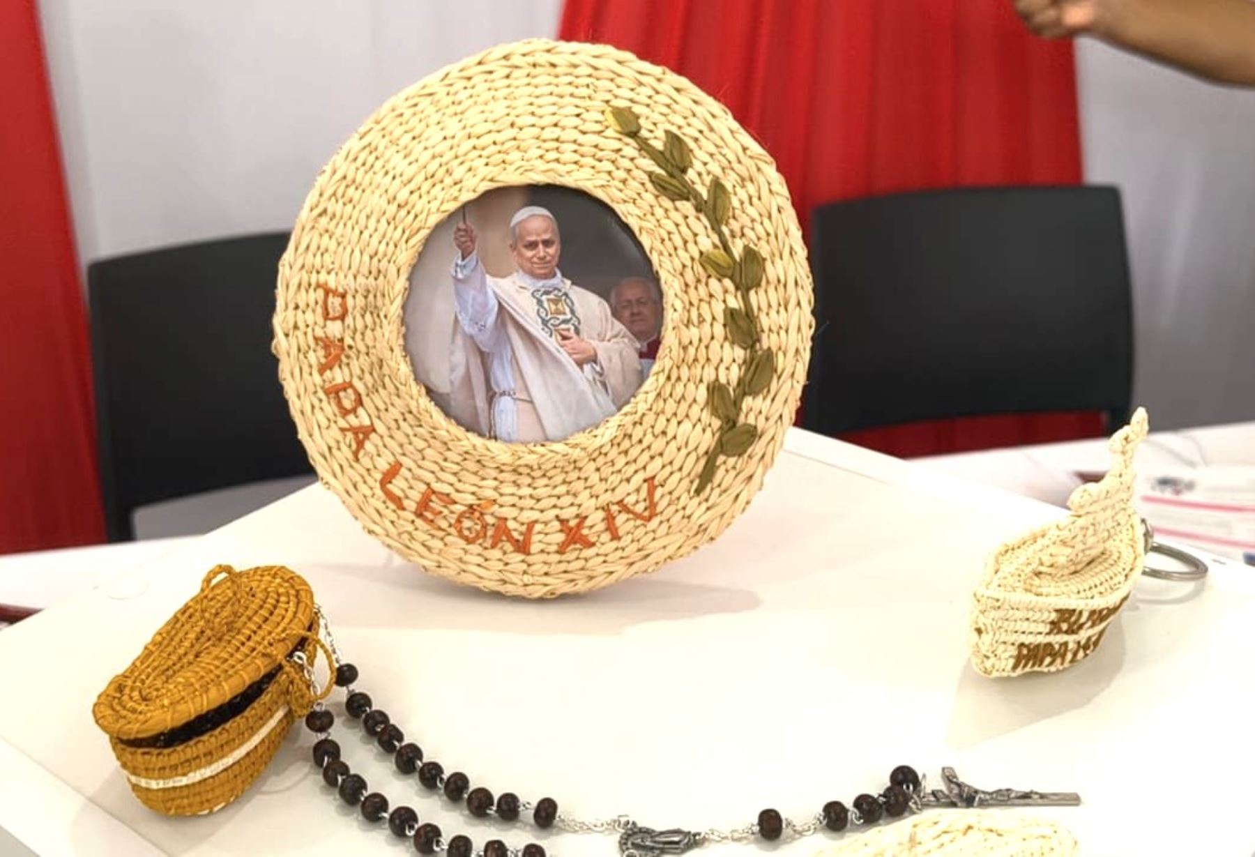 Papa León XIV en Lambayeque: artesanas convierten la paja palma macora en recuerdos únicos