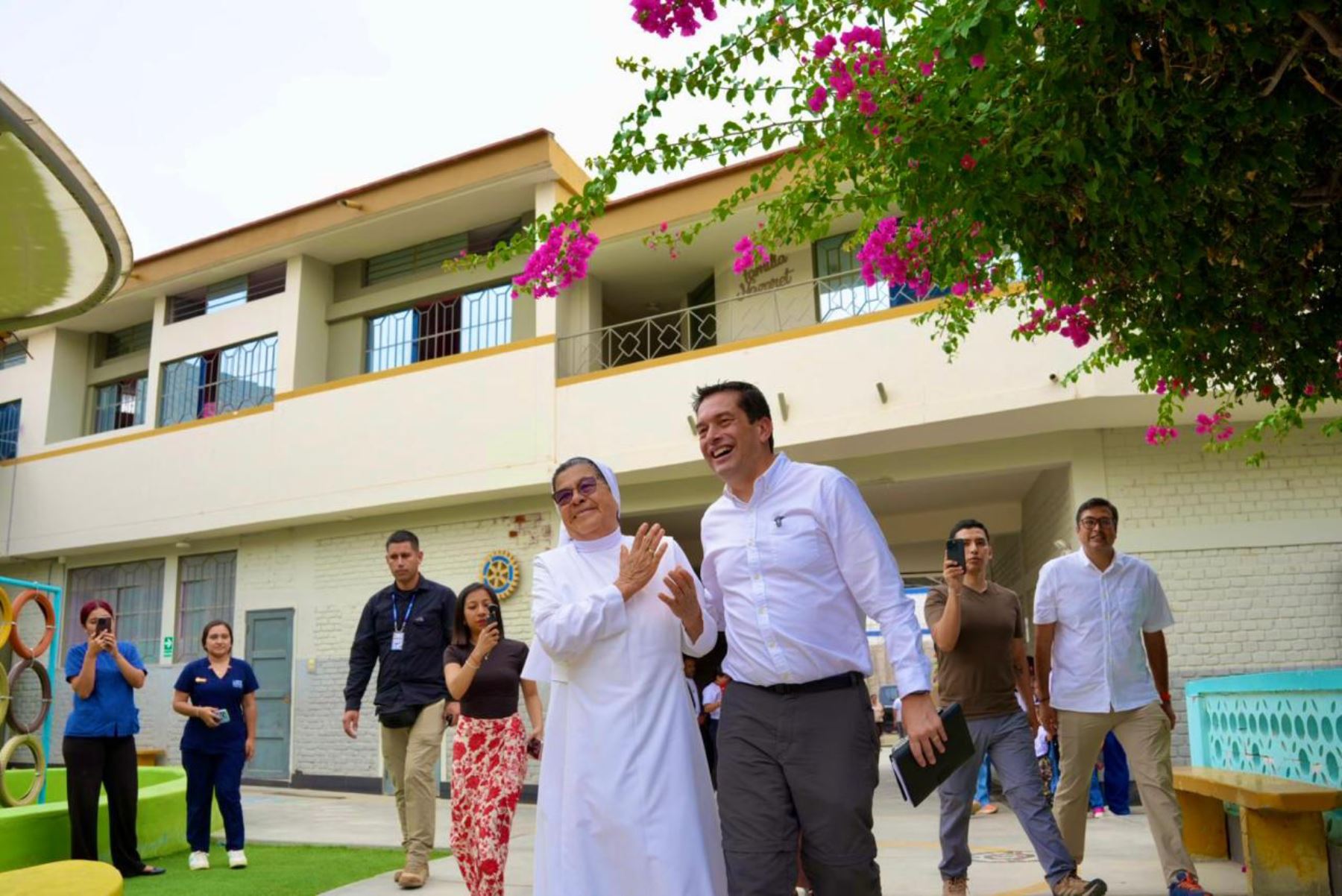 Presidente del Congreso se compromete a gestionar atención de Hogar Santa Rosa