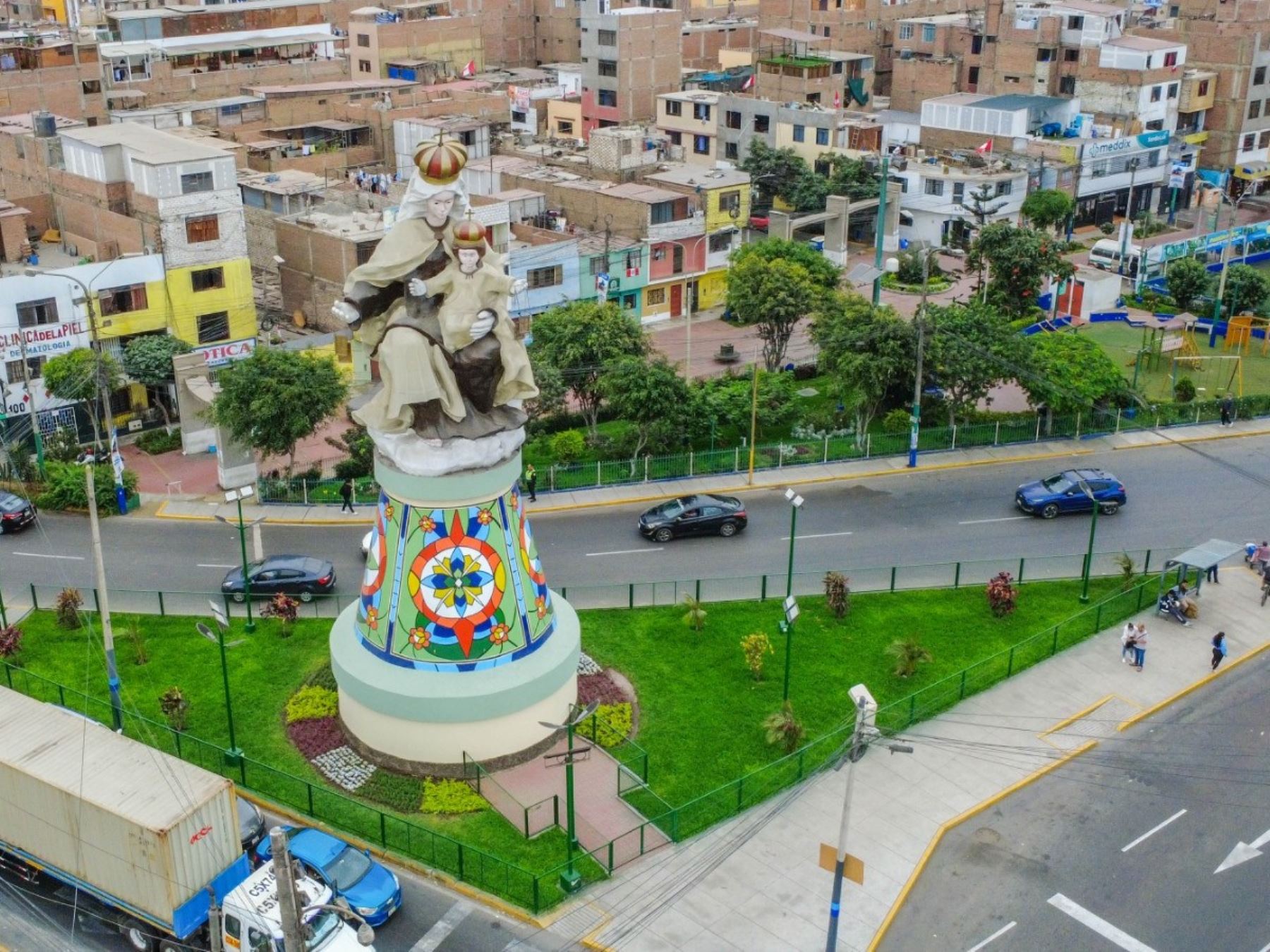 Restauran monumento de Virgen del Carmen con mural de bienvenida al Papa León XIV