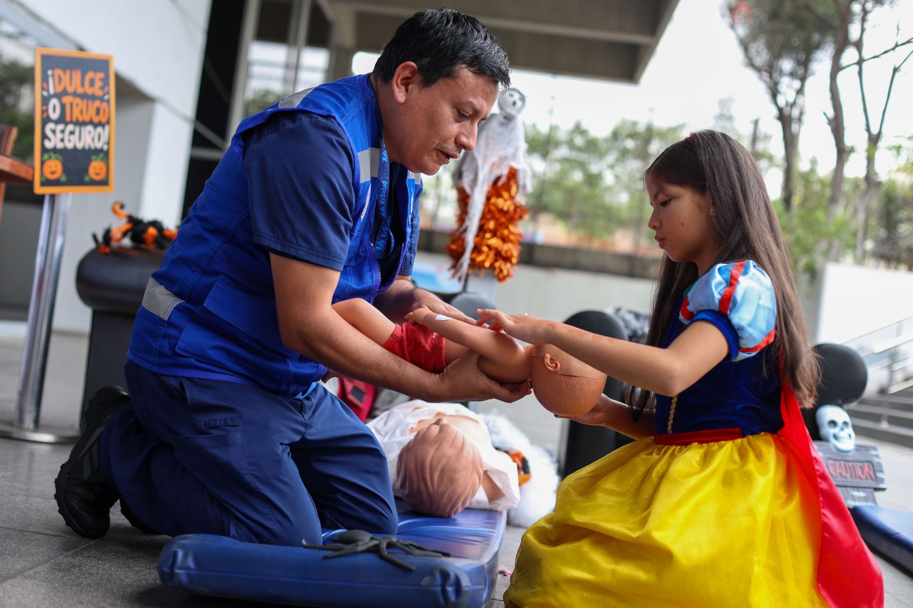 Especialistas de salud brindan recomendaciones para evitar atragantamientos, intoxicaciones, caídas y quemaduras durante las celebraciones del 31 de octubre. Foto: ANDINA/Difusión