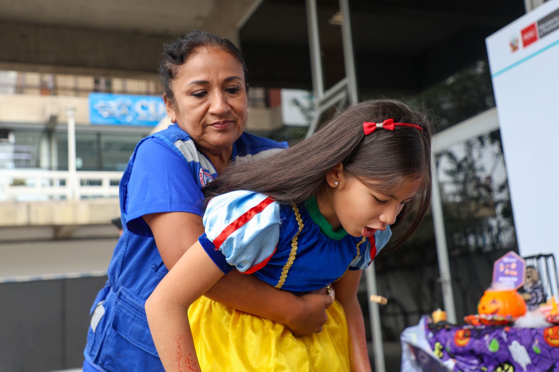 Es importante pedir ayuda y aplicar la maniobra de desobstrucción adecuada para su edad.  Foto: ANDINA/Difusión