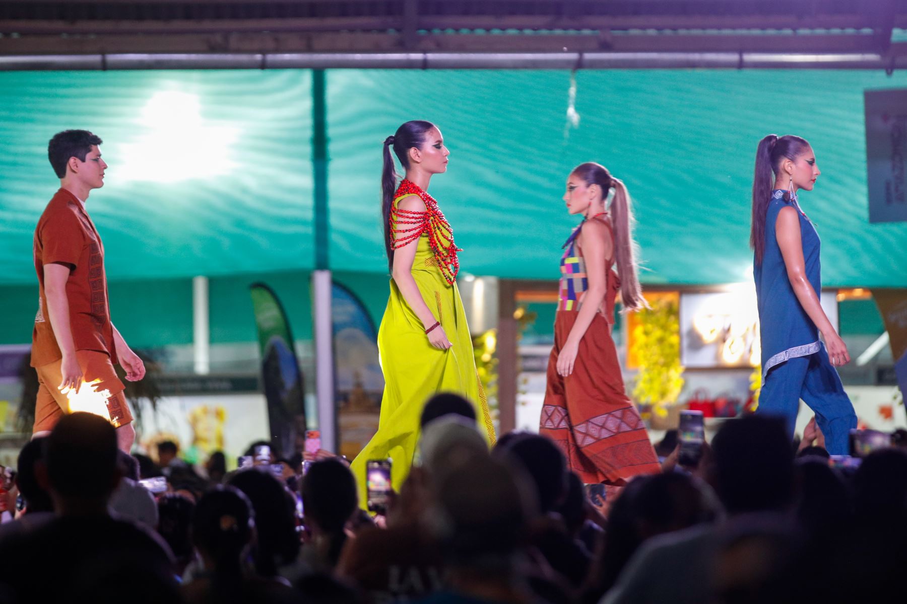 Esta noche, el talento, la creatividad y la identidad cultural de nuestra Amazonía en el Gran Desfile de Moda Étnica, una pasarela que celebra el arte, la tradición y la innovación a través de diseños inspirados en nuestra riqueza cultural. Photo: ANDINA/Ricardo Cuba
