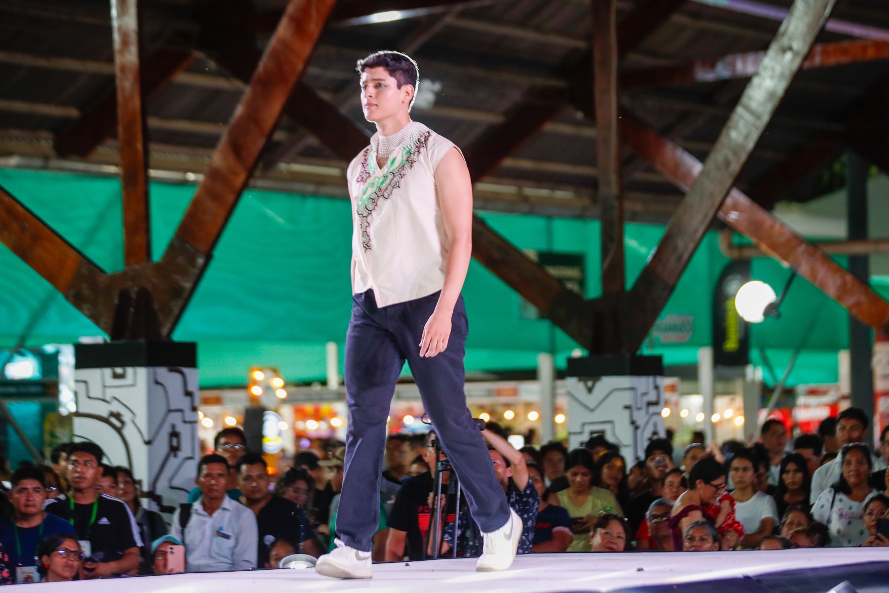 Esta noche, el talento, la creatividad y la identidad cultural de nuestra Amazonía en el Gran Desfile de Moda Étnica, una pasarela que celebra el arte, la tradición y la innovación a través de diseños inspirados en nuestra riqueza cultural. Photo: ANDINA/Ricardo Cuba