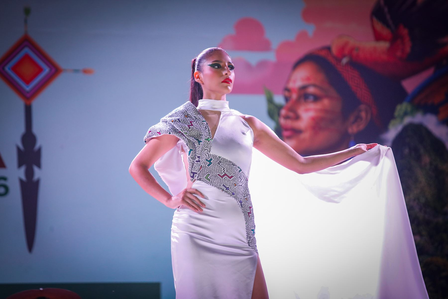 Esta noche, el talento, la creatividad y la identidad cultural de nuestra Amazonía en el Gran Desfile de Moda Étnica, una pasarela que celebra el arte, la tradición y la innovación a través de diseños inspirados en nuestra riqueza cultural. Photo: ANDINA/Ricardo Cuba