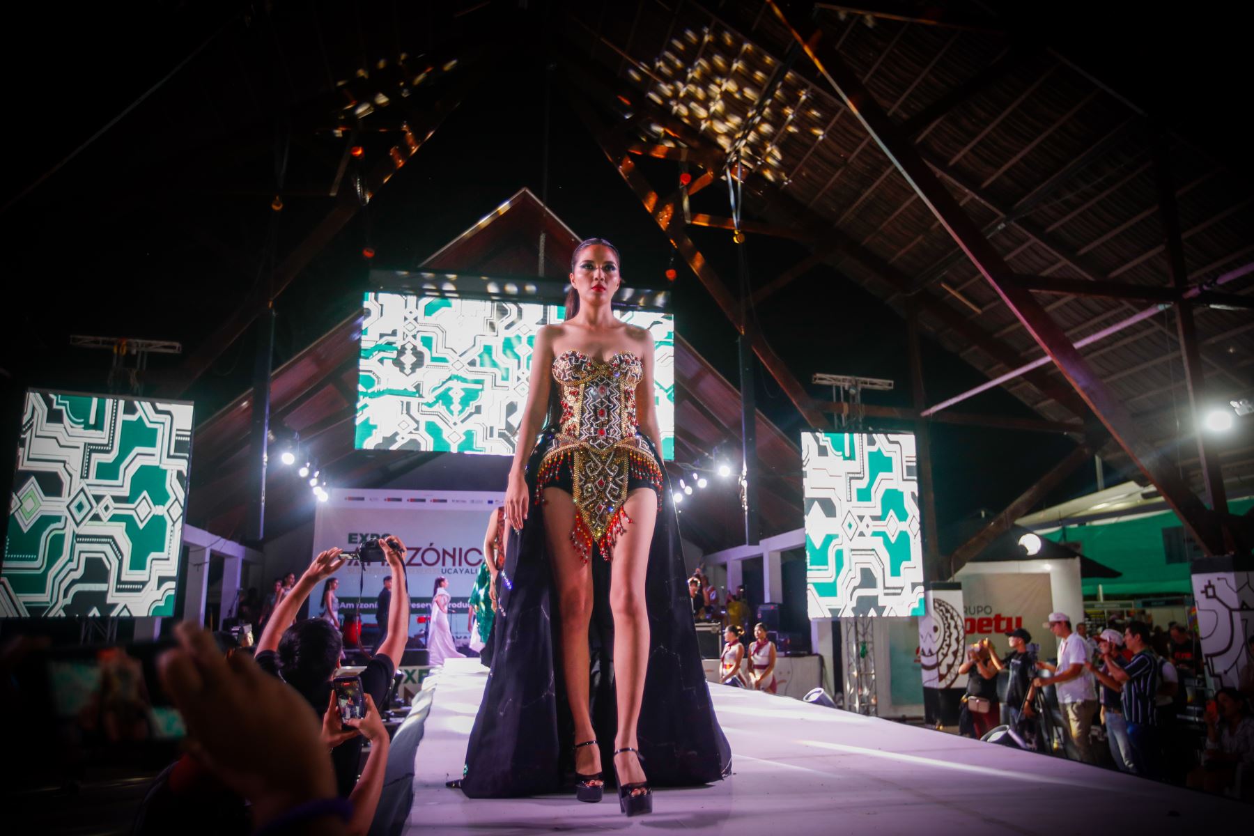 Esta noche, el talento, la creatividad y la identidad cultural de nuestra Amazonía en el Gran Desfile de Moda Étnica, una pasarela que celebra el arte, la tradición y la innovación a través de diseños inspirados en nuestra riqueza cultural. Photo: ANDINA/Ricardo Cuba