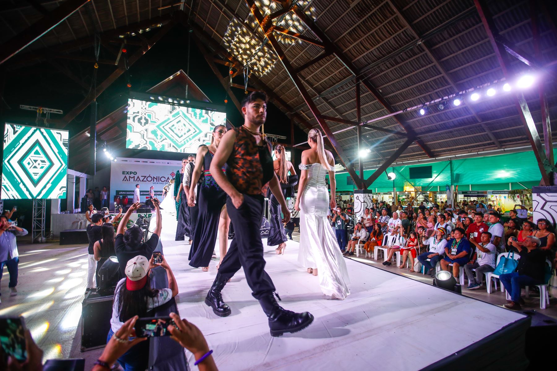Esta noche, el talento, la creatividad y la identidad cultural de nuestra Amazonía en el Gran Desfile de Moda Étnica, una pasarela que celebra el arte, la tradición y la innovación a través de diseños inspirados en nuestra riqueza cultural. Photo: ANDINA/Ricardo Cuba