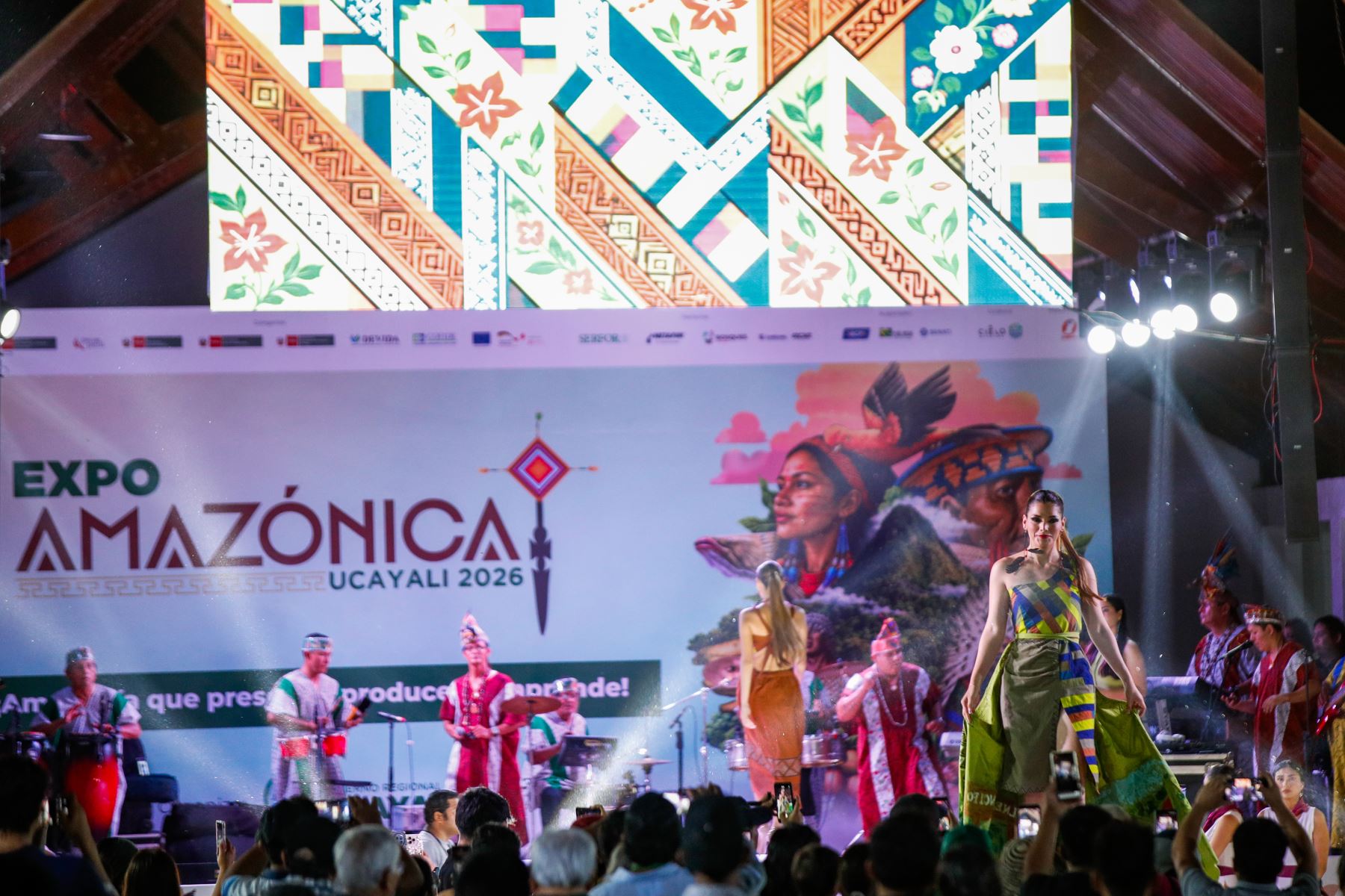 Esta noche, el talento, la creatividad y la identidad cultural de nuestra Amazonía en el Gran Desfile de Moda Étnica, una pasarela que celebra el arte, la tradición y la innovación a través de diseños inspirados en nuestra riqueza cultural. Photo: ANDINA/Ricardo Cuba