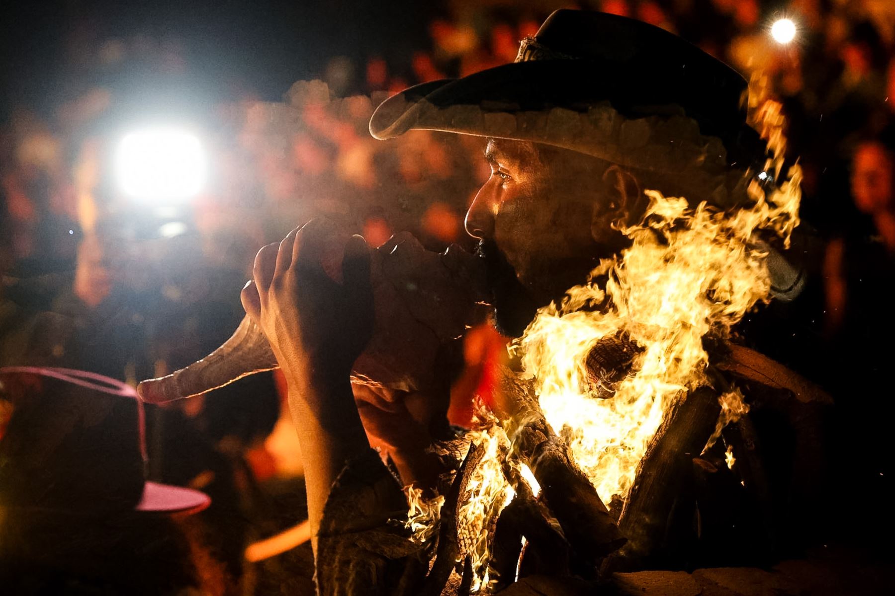 La ceremonia del Caral Raymi 2026 también convocó a representantes de la prensa, quienes registraron los distintos momentos de la celebración. La escenificación teatral y el tradicional pago a la Pachamama formaron parte de una jornada dedicada a difundir el legado cultural de la antigua sociedad caralina. Foto: ANDINA/Luis Iparraguirre.