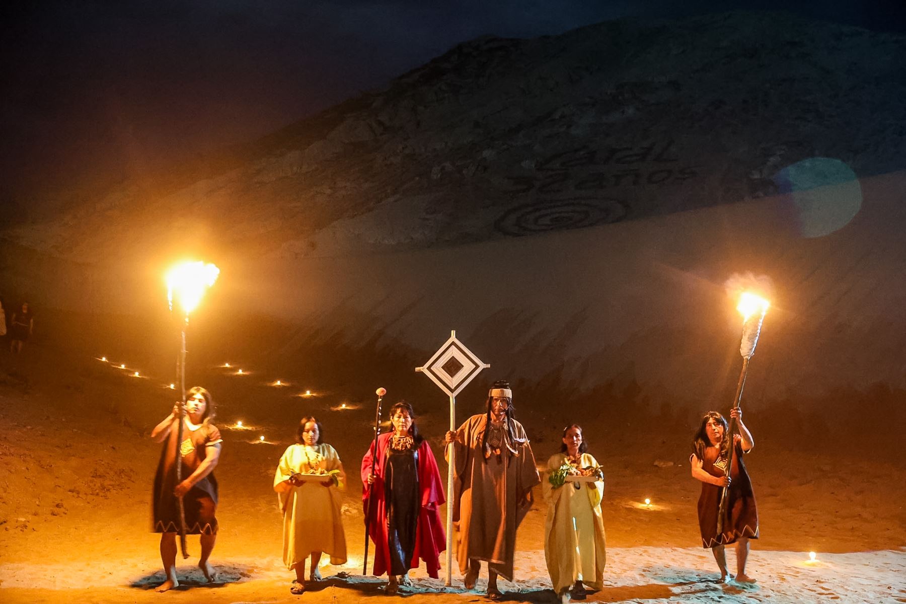 La Agrupación Teatral Stromatolytos, de Huacho-Huaura, presentó la escenificación «Caral, la Ciudad Eterna: Territorio sagrado, ingenio humano y aprendizaje para el futuro», bajo la dirección del profesor Gustavo Paredes Guerrero, como parte de las actividades culturales del Caral Raymi 2026. Foto: ANDINA/Luis Iparraguirre.