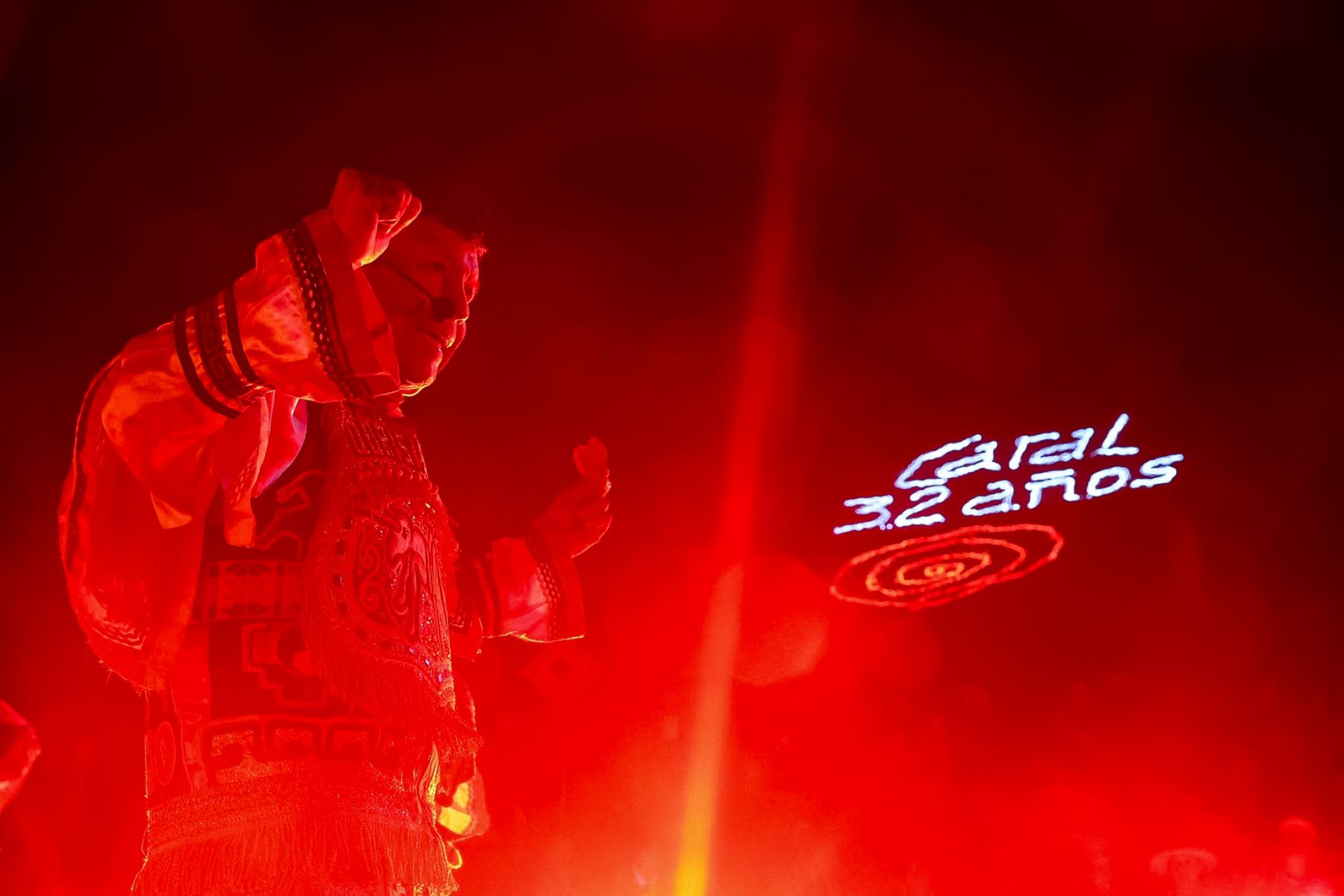 La puesta en escena del Caral Raymi 2026 combinó actuaciones y proyecciones luminosas para acercar al público a la historia de la civilización Caral. Las investigaciones arqueológicas han permitido conocer aspectos de su organización política, económica y cultural, así como sus relaciones con otras poblaciones. Foto: ANDINA/Luis Iparraguirre.