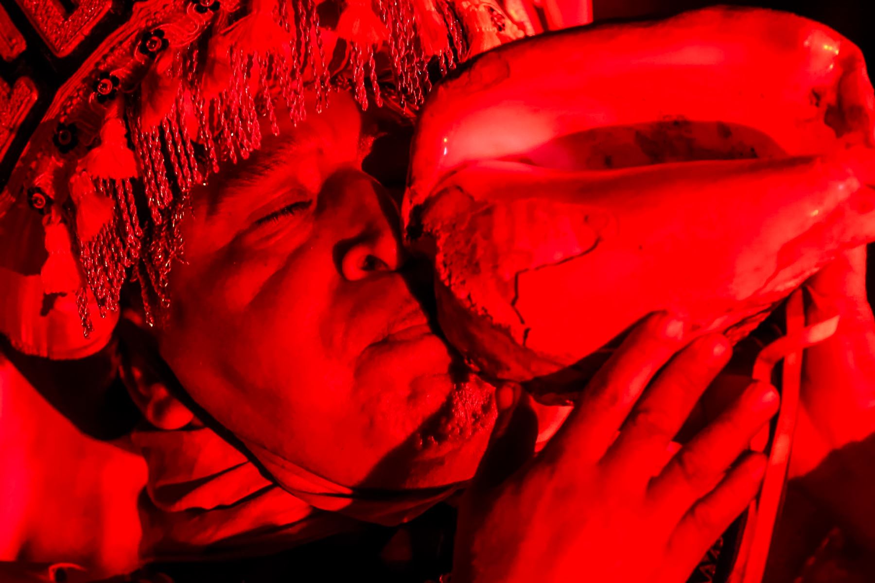 Una intensa iluminación roja acompañó los distintos pasajes de la escenificación «Caral, la Ciudad Eterna», representación teatral que evocó la organización social, el manejo del territorio y la relación de los antiguos habitantes de Caral con la naturaleza. Foto: ANDINA/Luis Iparraguirre.