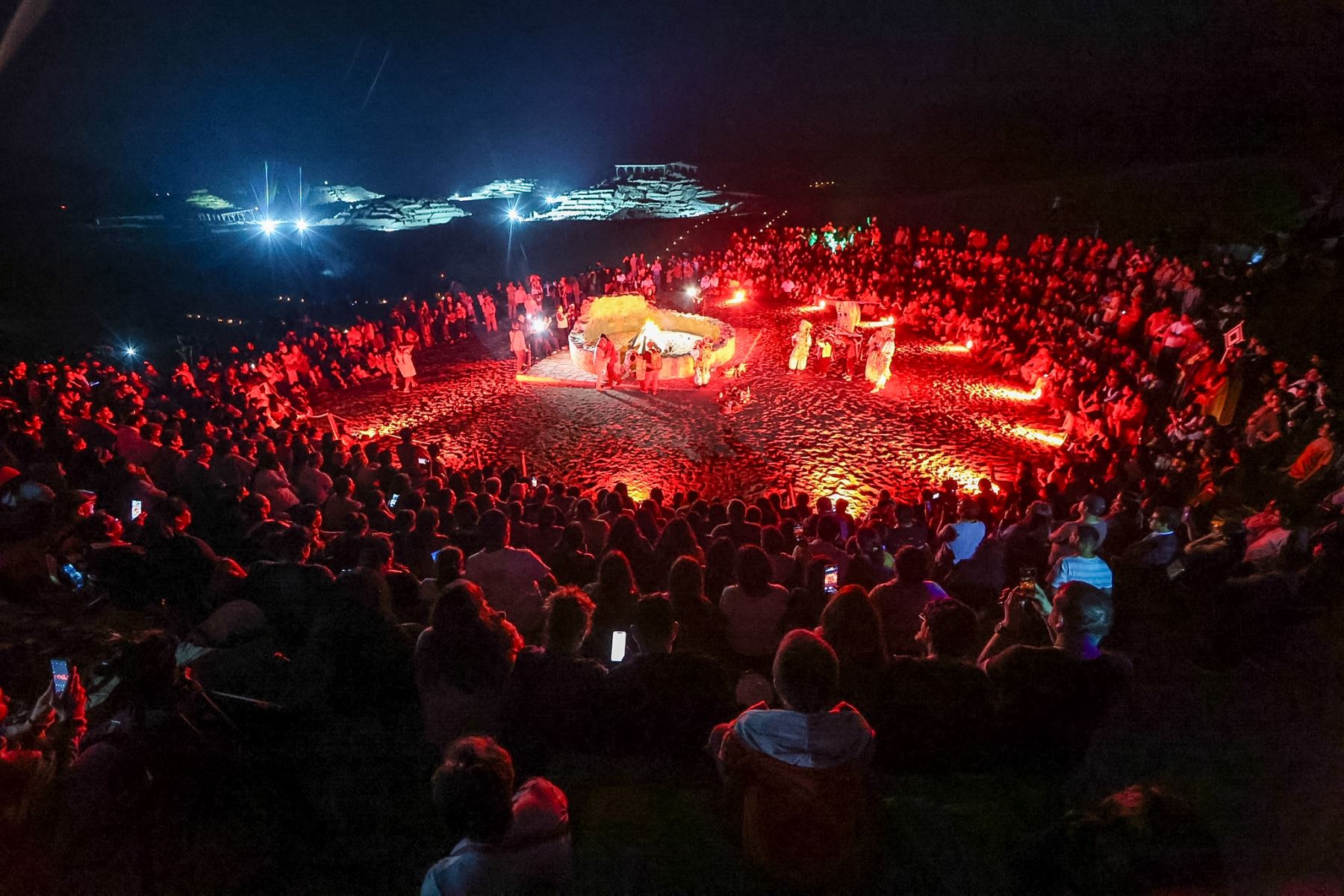 Más de mil visitantes, entre turistas nacionales y extranjeros, colmaron el espacio acondicionado en las inmediaciones de la Ciudad Sagrada de Caral para presenciar la ceremonia de pago a la Pachamama, una de las actividades centrales del Caral Raymi 2026. Foto: ANDINA/Luis Iparraguirre.