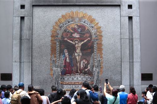 Fieles católicos acuden a la iglesia Las Nazarenas a rendirle devoción al Señor de los Milagros