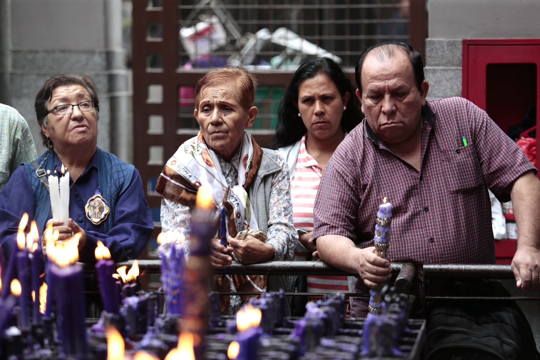 Fieles católicos acuden a la iglesia Las Nazarenas en el Cercado de Lima el sábado 24 de octubre de 2026 para rendirle honores y devoción a la imagen del Señor de los Milagros. El cristo morado saldrá a su cuarto recorrido procesional el 28 de octubre. Foto: ANDINA/Daniel Bracamonte