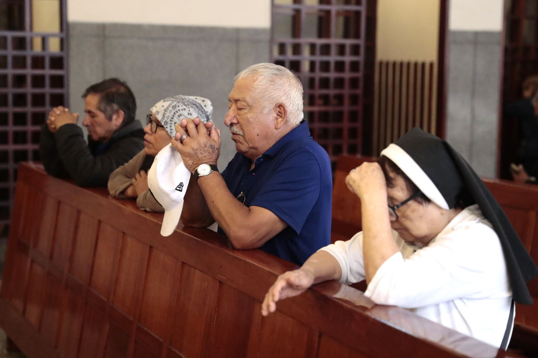 Fieles católicos acuden a la iglesia Las Nazarenas en el Cercado de Lima el sábado 24 de octubre de 2026 para rendirle honores y devoción a la imagen del Señor de los Milagros. El cristo morado saldrá a su cuarto recorrido procesional el 28 de octubre. Foto: ANDINA/Daniel Bracamonte