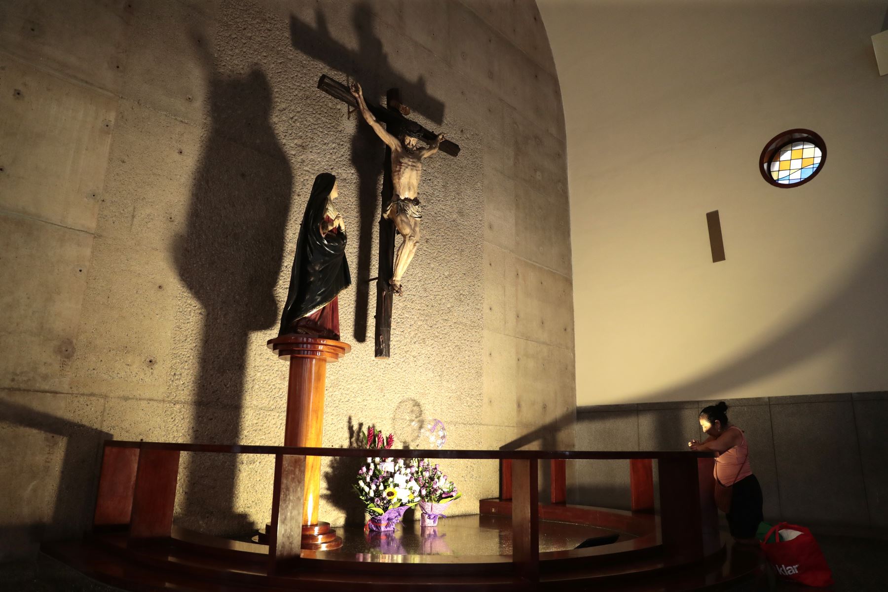 Fieles católicos acuden a la iglesia Las Nazarenas en el Cercado de Lima el sábado 24 de octubre de 2026 para rendirle honores y devoción a la imagen del Señor de los Milagros. El cristo morado saldrá a su cuarto recorrido procesional el 28 de octubre. Foto: ANDINA/Daniel Bracamonte