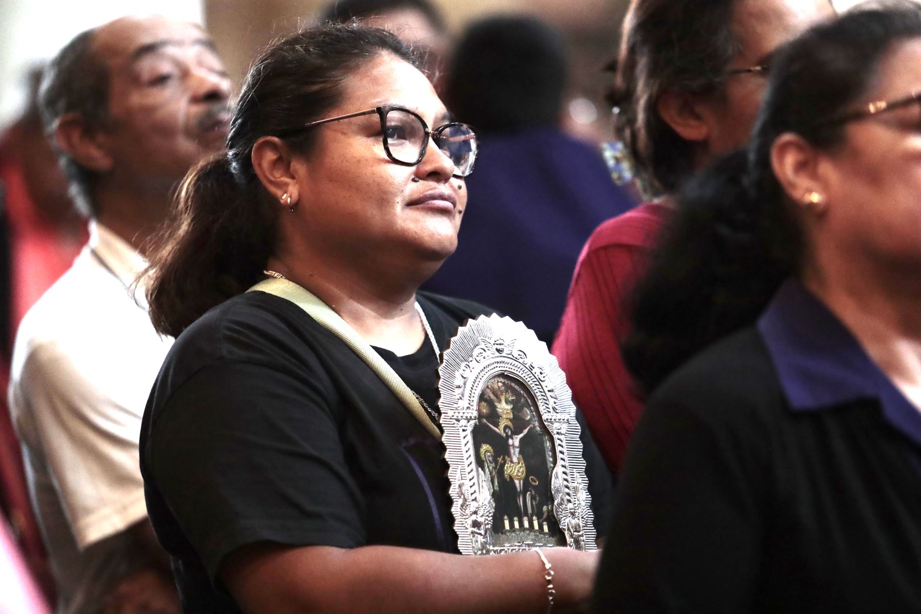 Fieles católicos acuden a la iglesia Las Nazarenas en el Cercado de Lima el sábado 24 de octubre de 2026 para rendirle honores y devoción a la imagen del Señor de los Milagros. El cristo morado saldrá a su cuarto recorrido procesional el 28 de octubre. Foto: ANDINA/Daniel Bracamonte