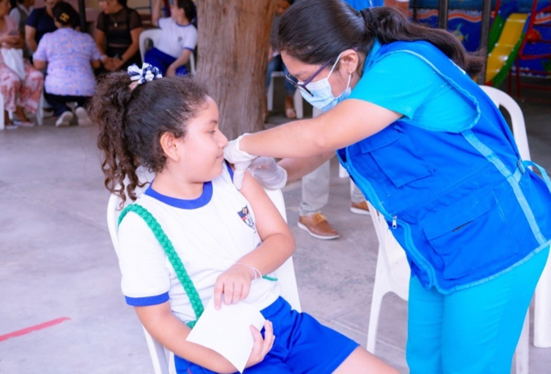 Fenómeno El Niño: EsSalud vacuna a escolares de Piura ante el dengue y otras enfermedades