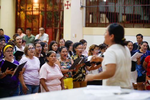 El coro de Pucallpa se prepara para recibir al papa León XIV