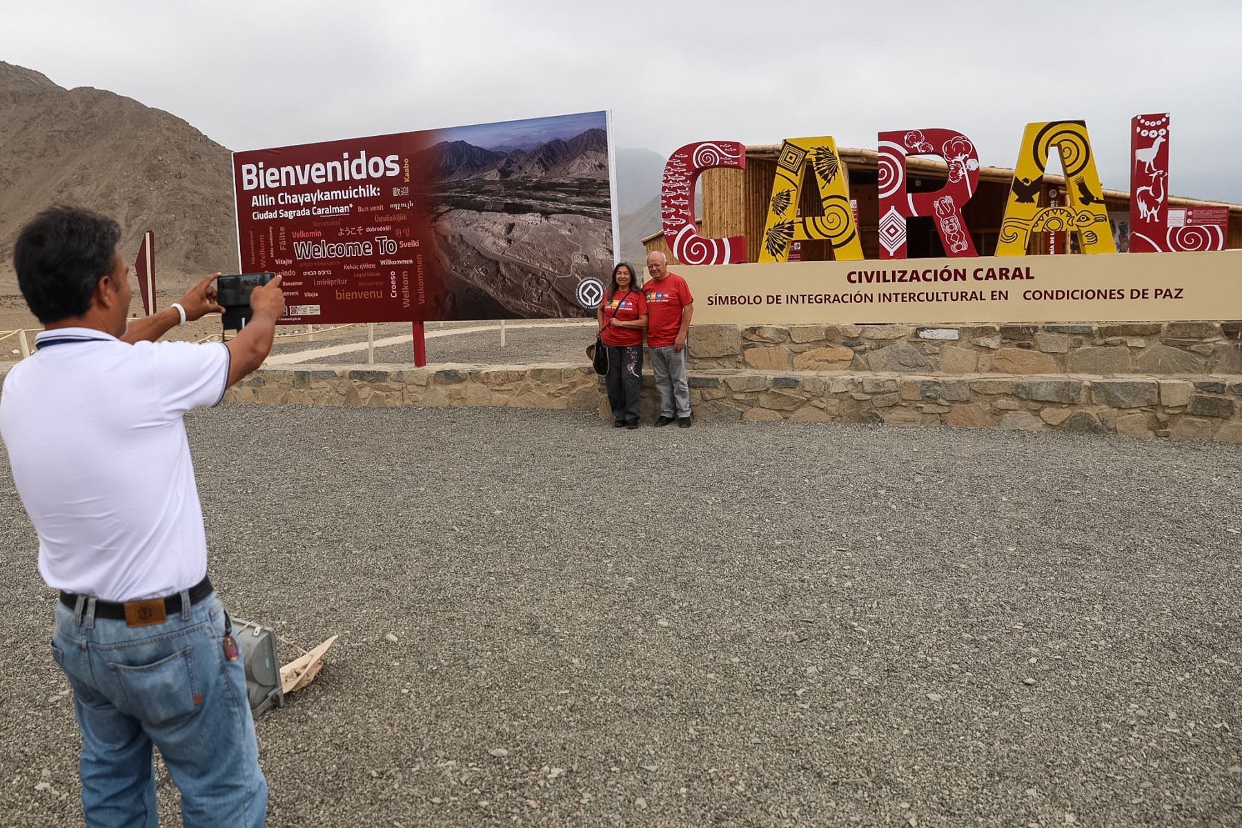 El Caral Raymi 2026 reunió a visitantes interesados en conocer el legado de la civilización más antigua de América. La celebración conmemoró los 32 años de investigaciones arqueológicas, conservación y difusión de este patrimonio cultural, mediante recorridos guiados y actividades artísticas que destacaron su importancia histórica. Foto: ANDINA/Luis Iparraguirre.