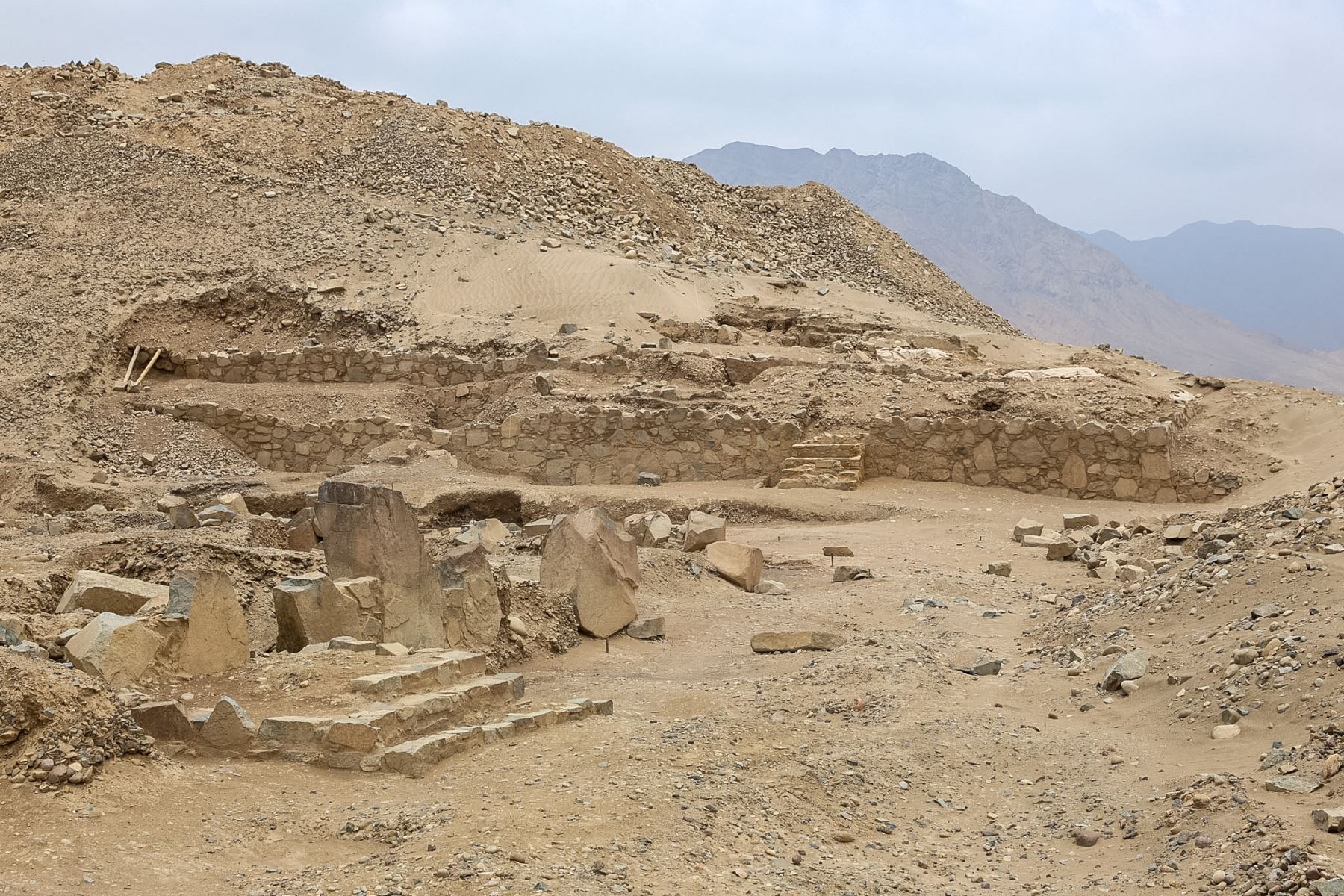 La ubicación de entierros humanos cerca de los accesos de estas estructuras arqueológicas sugiere que habrían conservado un significado ceremonial o religioso para nuevos pobladores, incluso después del final de la Civilización Caral. Los hallazgos permiten ampliar el conocimiento sobre la continuidad del uso de este espacio. Foto: ANDINA/Luis Iparraguirre.