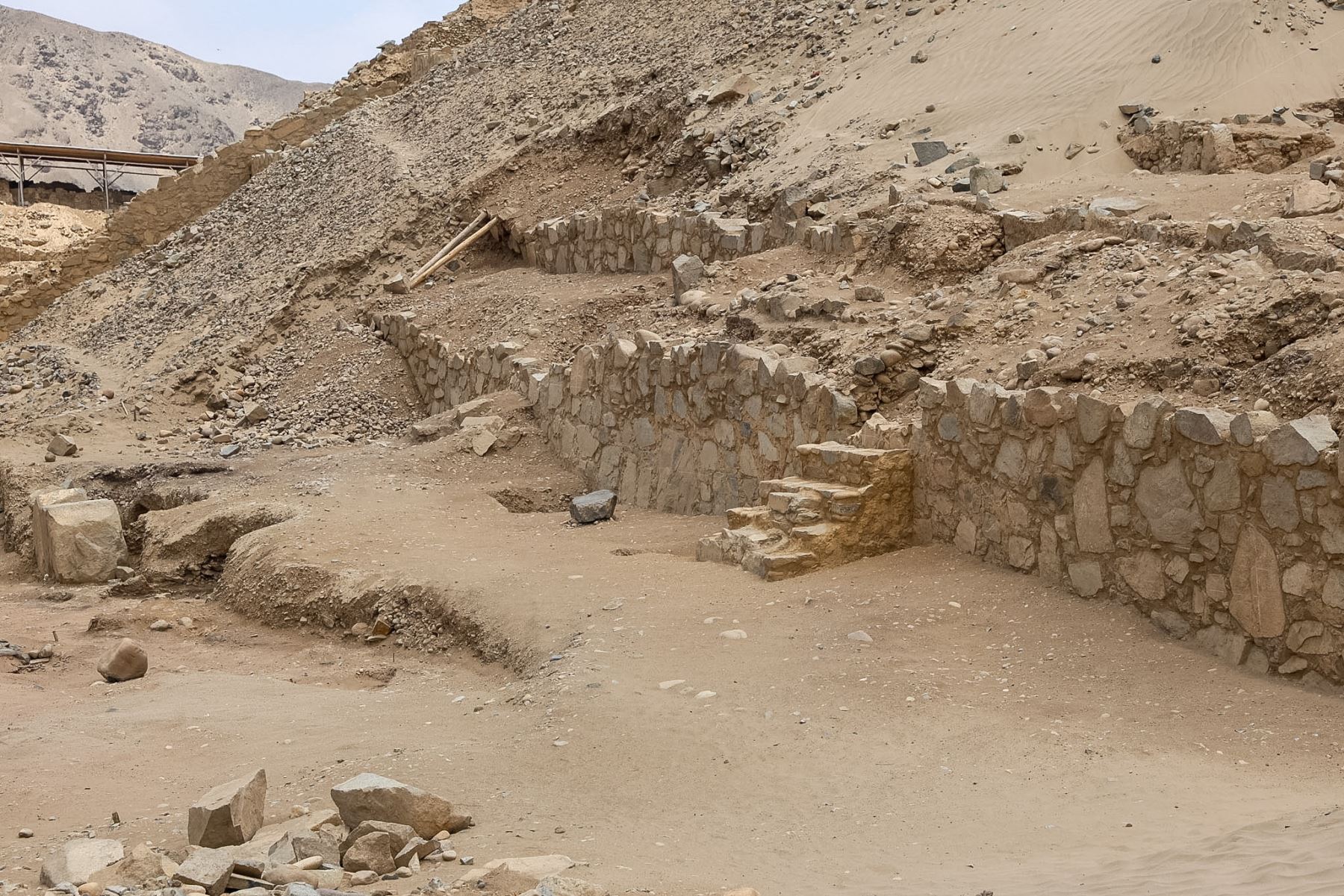 Los restos humanos hallados en las inmediaciones de los accesos de algunas edificaciones de Caral datarían de entre los años 1500 y 1200 antes de Cristo. Estos entierros corresponderían a poblaciones posteriores al desarrollo de la Civilización Caral y constituyen nuevas evidencias para el estudio de la ocupación del sitio. Foto: ANDINA/Luis Iparraguirre.