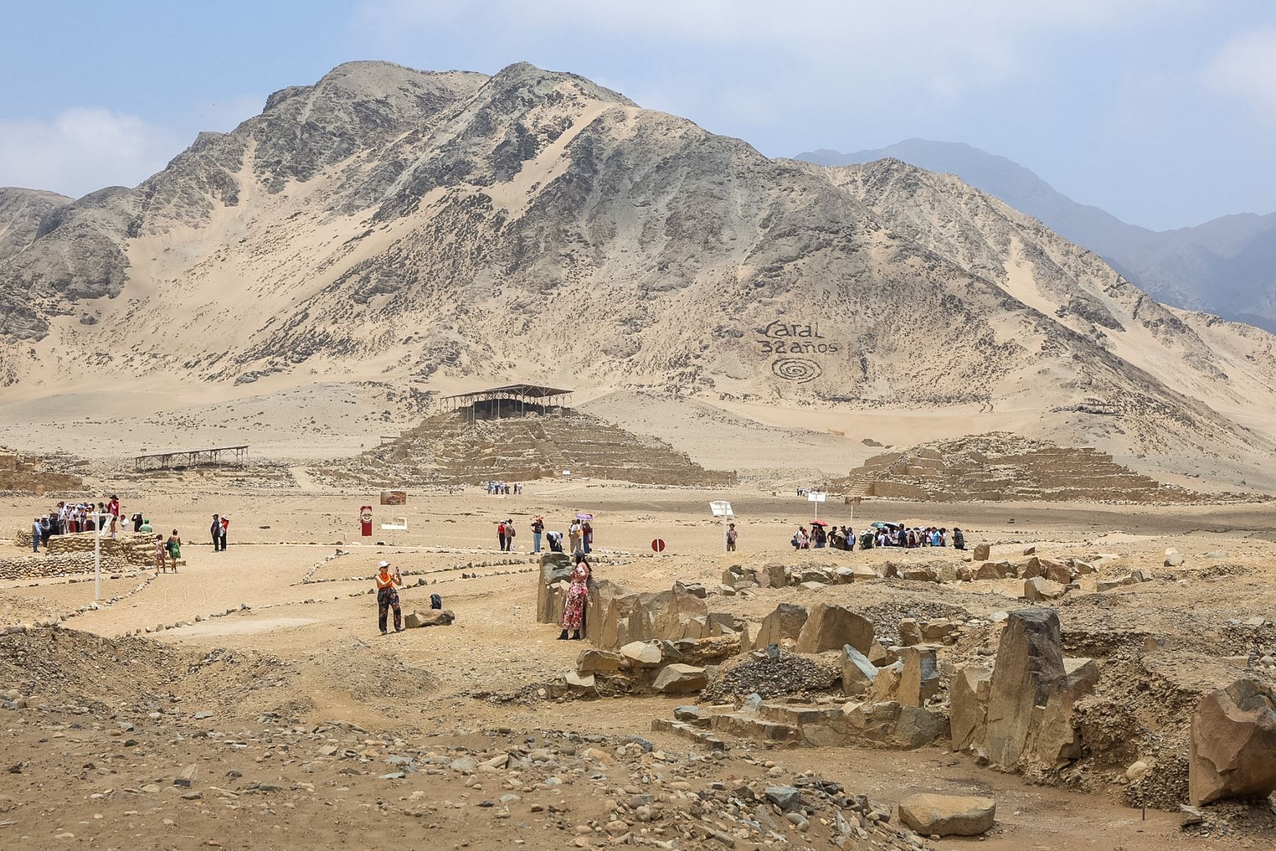 Las edificaciones monumentales de la Ciudad Sagrada de Caral forman parte de un extenso complejo arqueológico en el valle de Supe. Las investigaciones han permitido recuperar información sobre su organización social y conocer nuevas evidencias de ocupación humana en épocas posteriores al desarrollo de esta civilización. Foto: ANDINA/Luis Iparraguirre.