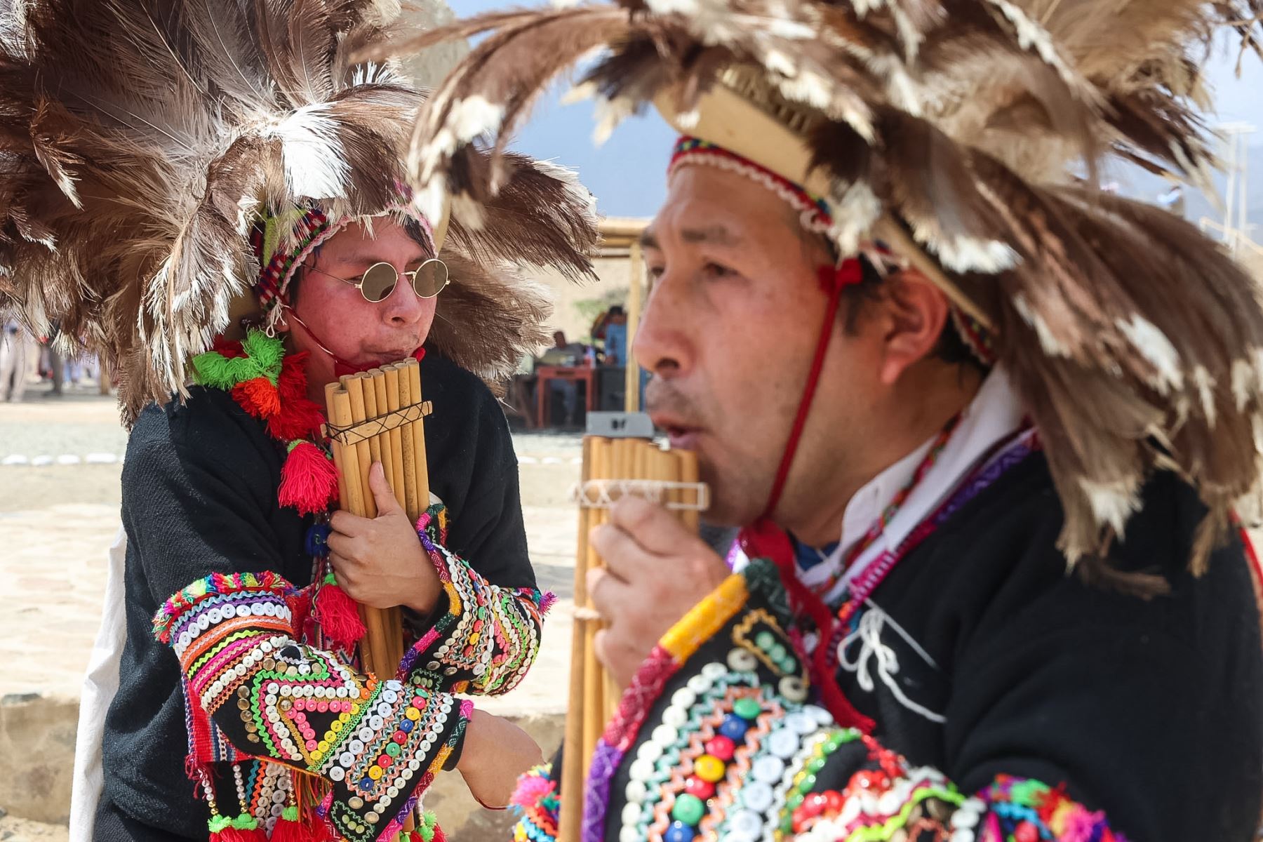 Integrantes de la Asociación Huacones de Mito participaron en el festival cultural Runa Raymi. Sus máscaras, inspiradas en la figura del cóndor, y sus vestimentas tradicionales forman parte de esta danza ritual de Junín, en la que los personajes representan la autoridad tradicional del pueblo. Foto: ANDINA/Luis Iparraguirre.