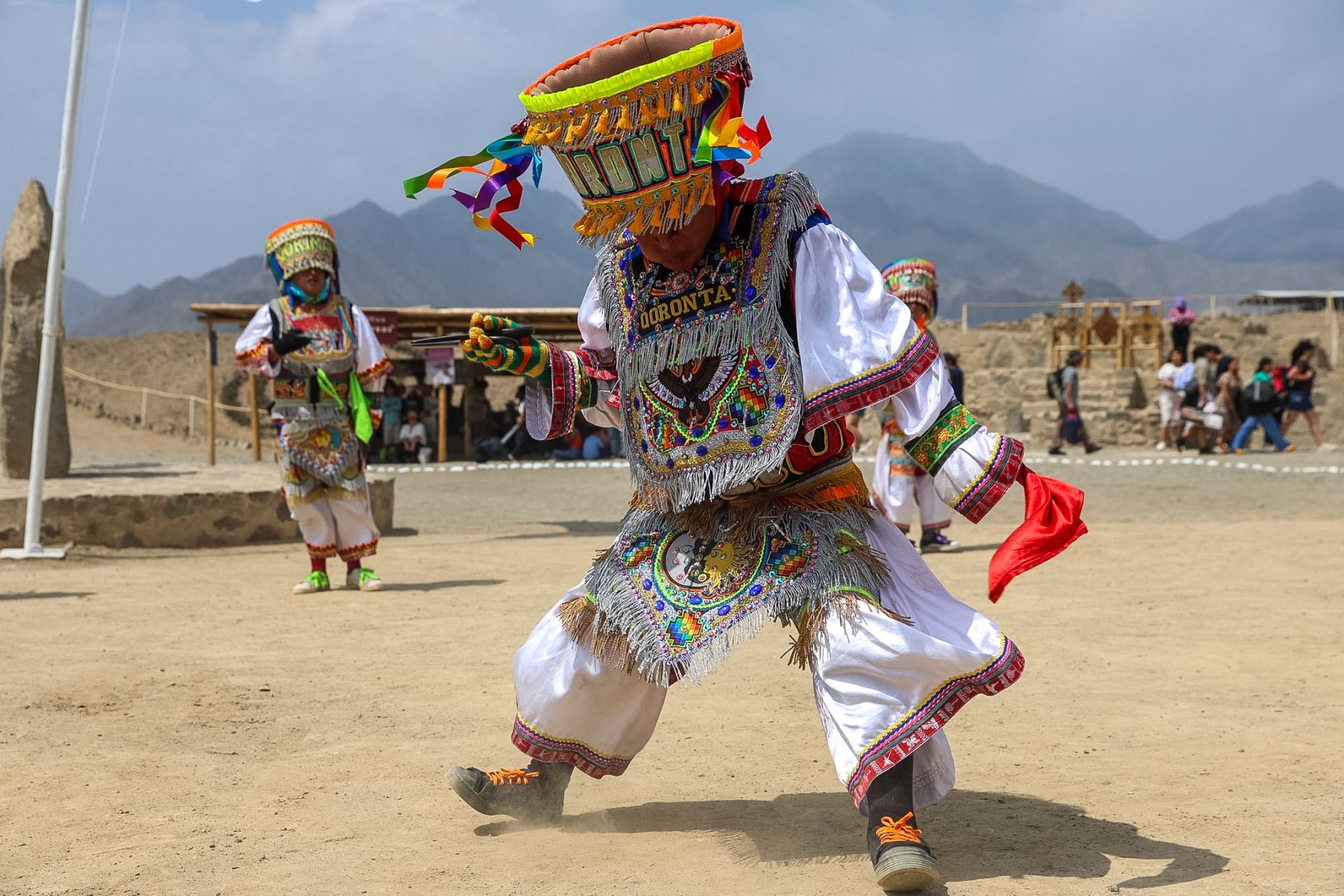 La Danza de las Tijeras, reconocida por la Unesco como Patrimonio Cultural Inmaterial de la Humanidad, integró el programa artístico del Caral Raymi 2026. Esta expresión andina combina música de arpa y violín con movimientos acrobáticos y complejas secuencias coreográficas. Foto: ANDINA/Luis Iparraguirre.