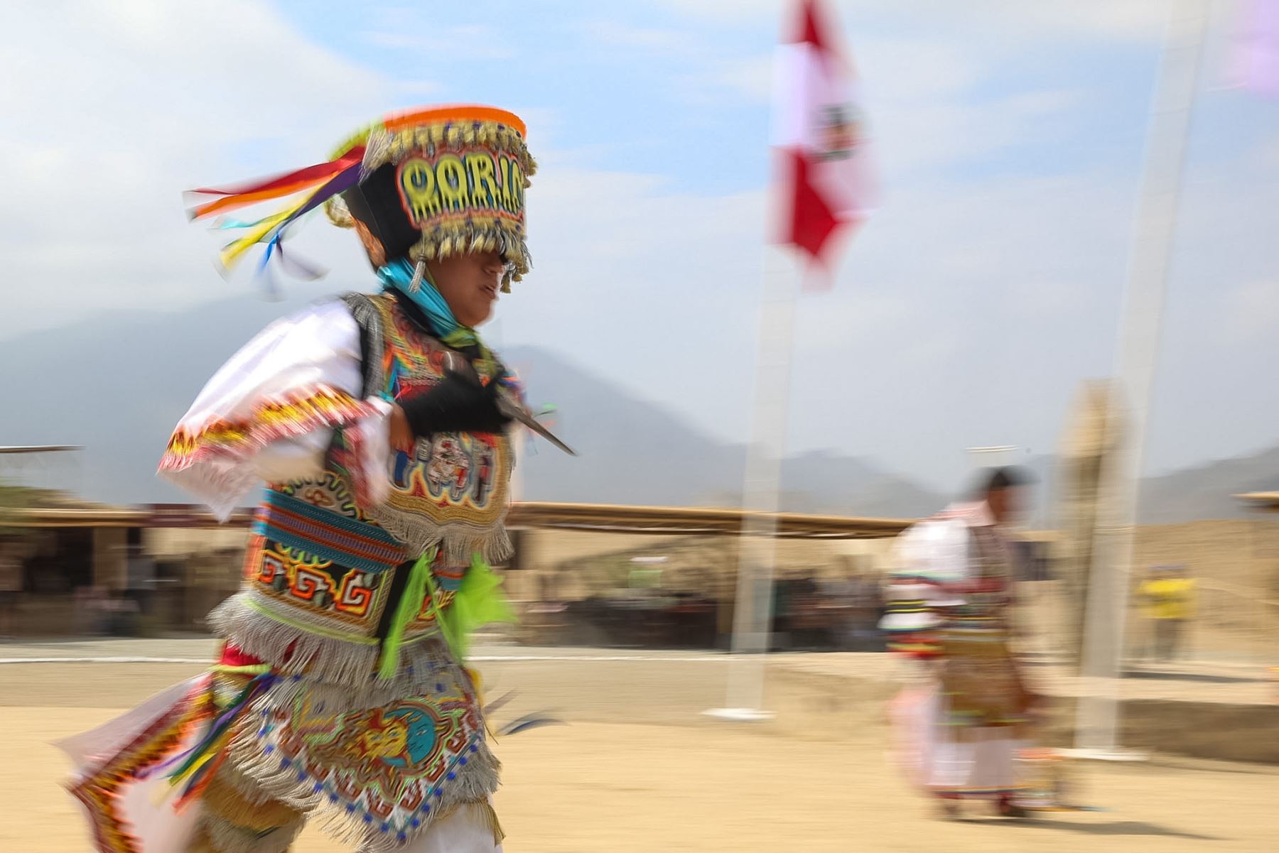 Los personajes enmascarados de la Huaconada de Mito participaron en las actividades artísticas del Caral Raymi 2026. Esta expresión cultural, originaria de la provincia de Concepción, en Junín, conserva tradiciones y conocimientos transmitidos de generación en generación. Foto: ANDINA/Luis Iparraguirre.