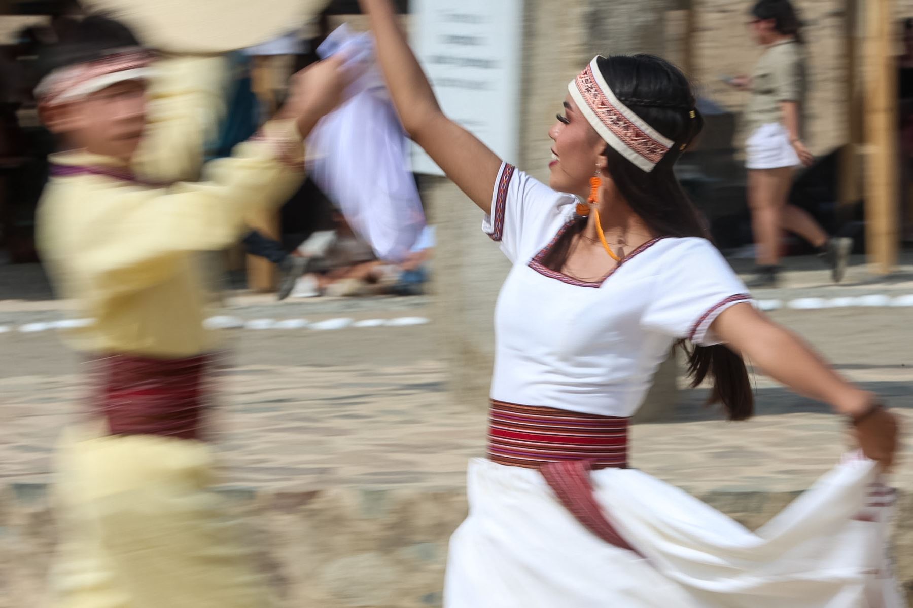 Las presentaciones artísticas y danzas tradicionales formaron parte del festival Runa Raymi, realizado durante la segunda jornada del Caral Raymi 2026. Agrupaciones culturales participaron en esta celebración dedicada a destacar la diversidad de las expresiones culturales peruanas, en el marco de los 32 años de investigaciones en la Ciudad Sagrada de Caral. Foto: ANDINA/Luis Iparraguirre.