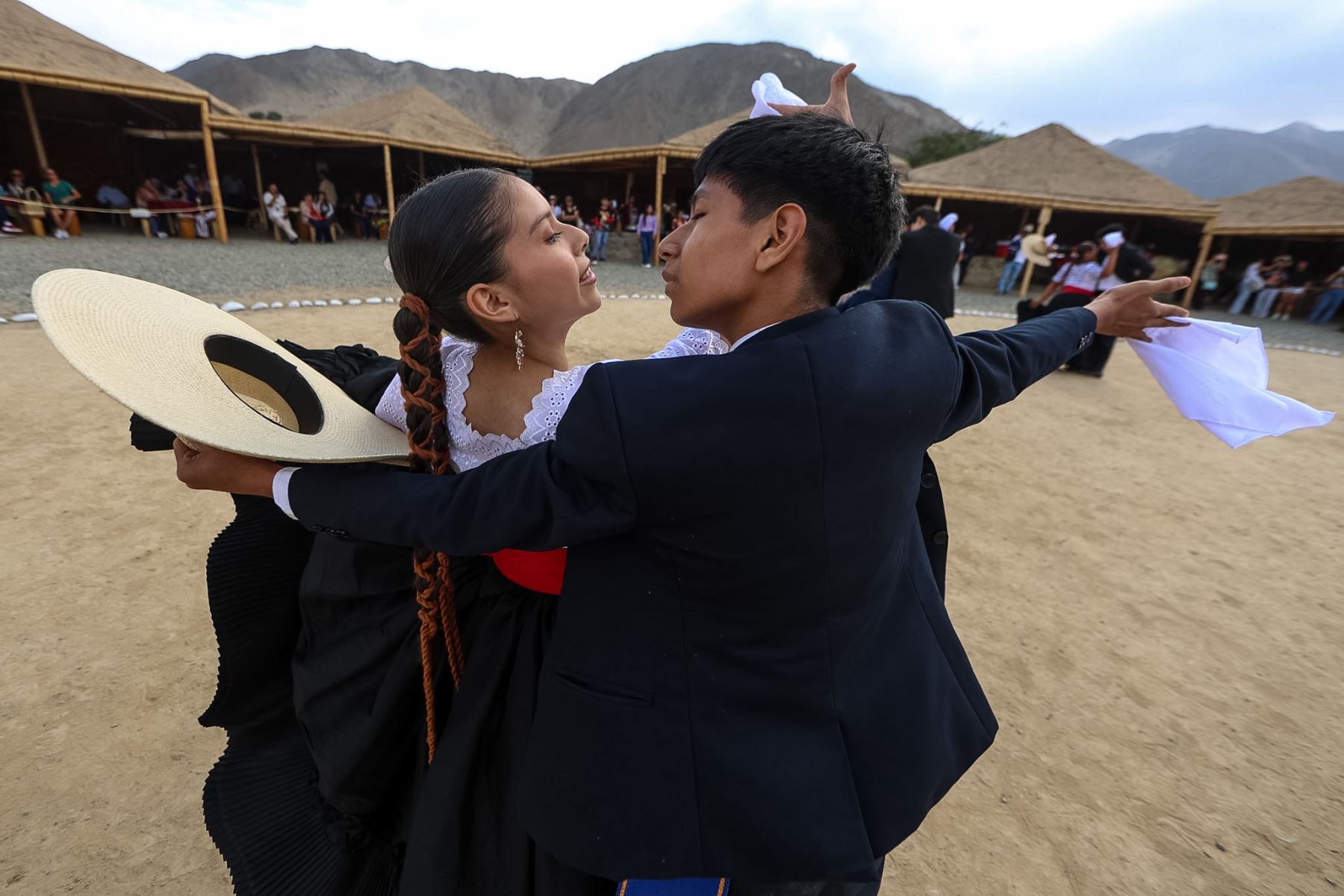 El festival Runa Raymi reunió presentaciones musicales, danzas tradicionales y exhibiciones ecuestres. Estas actividades formaron parte de la conmemoración de los 32 años de investigaciones arqueológicas y trabajos de conservación y puesta en valor de la Ciudad Sagrada de Caral, considerada la cuna de la civilización más antigua de América. Foto: ANDINA/Luis Iparraguirre.