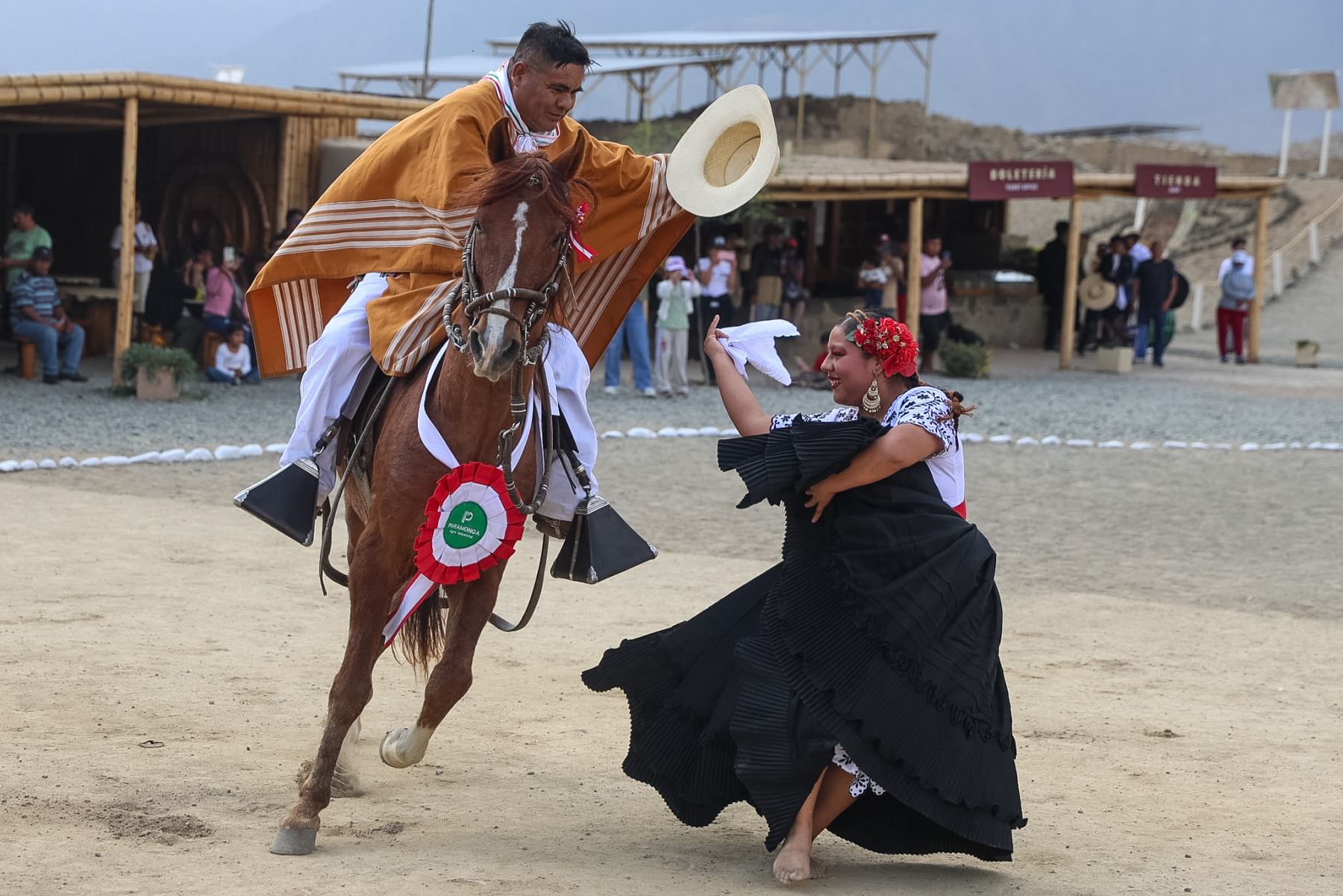 El Caral Raymi 2026 continuó con una jornada dedicada a difundir el legado de la civilización más antigua de América. Las actividades programadas incluyeron visitas guiadas a la Ciudad Sagrada de Caral y el festival cultural Runa Raymi, con danzas tradicionales y expresiones artísticas, en el marco de la conmemoración de los 32 años de investigaciones arqueológicas. Foto: ANDINA/Luis Iparraguirre.