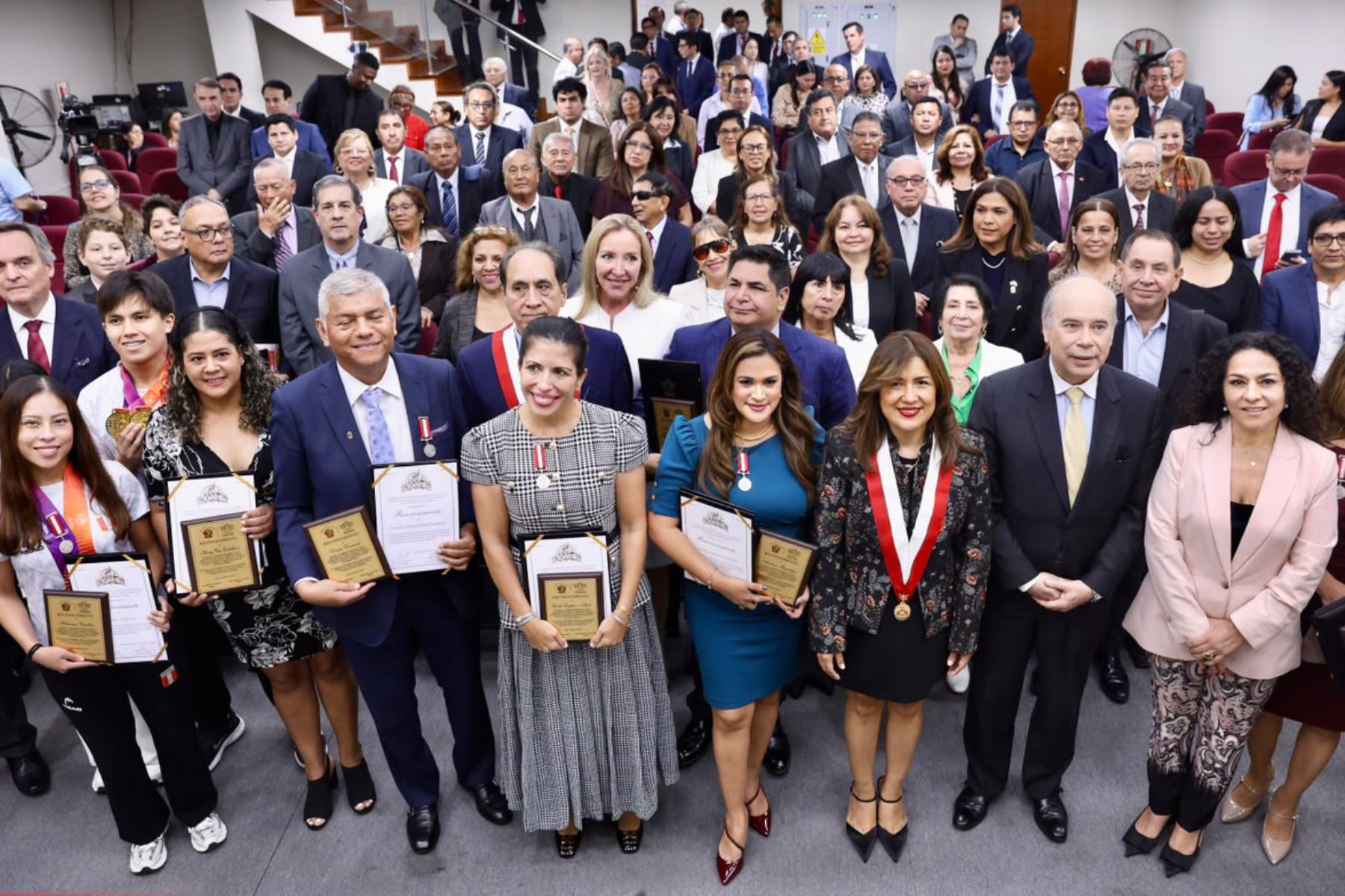 Congreso reconoce a compatriotas destacados y reafirma compromiso con sus derechos