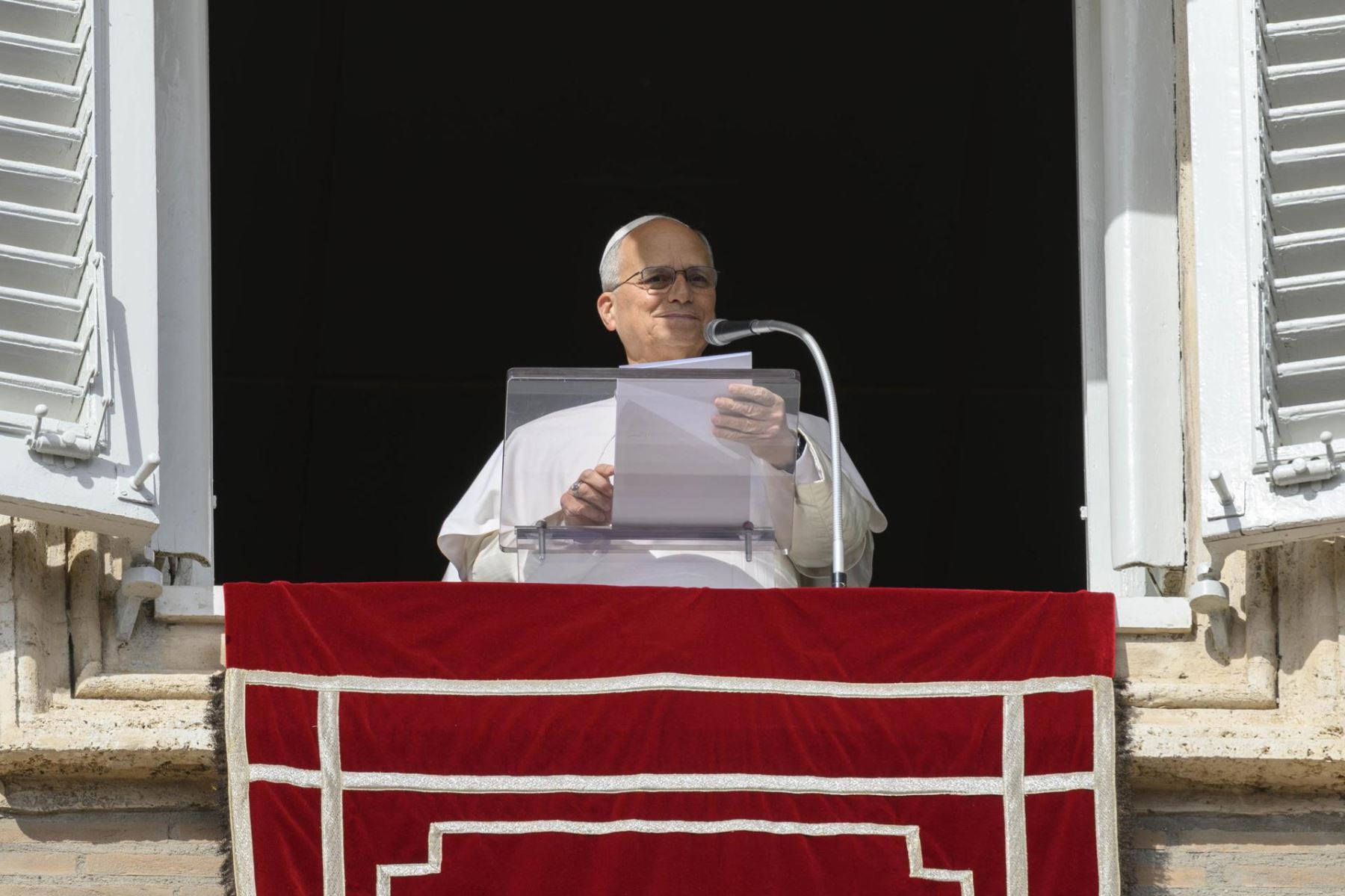 Papa León XIV dirigiendo el rezo del Ángelus desde la ventana de su despacho, con vistas a la Plaza de San Pedro, en la Ciudad del Vaticano.
 Foto: EFE