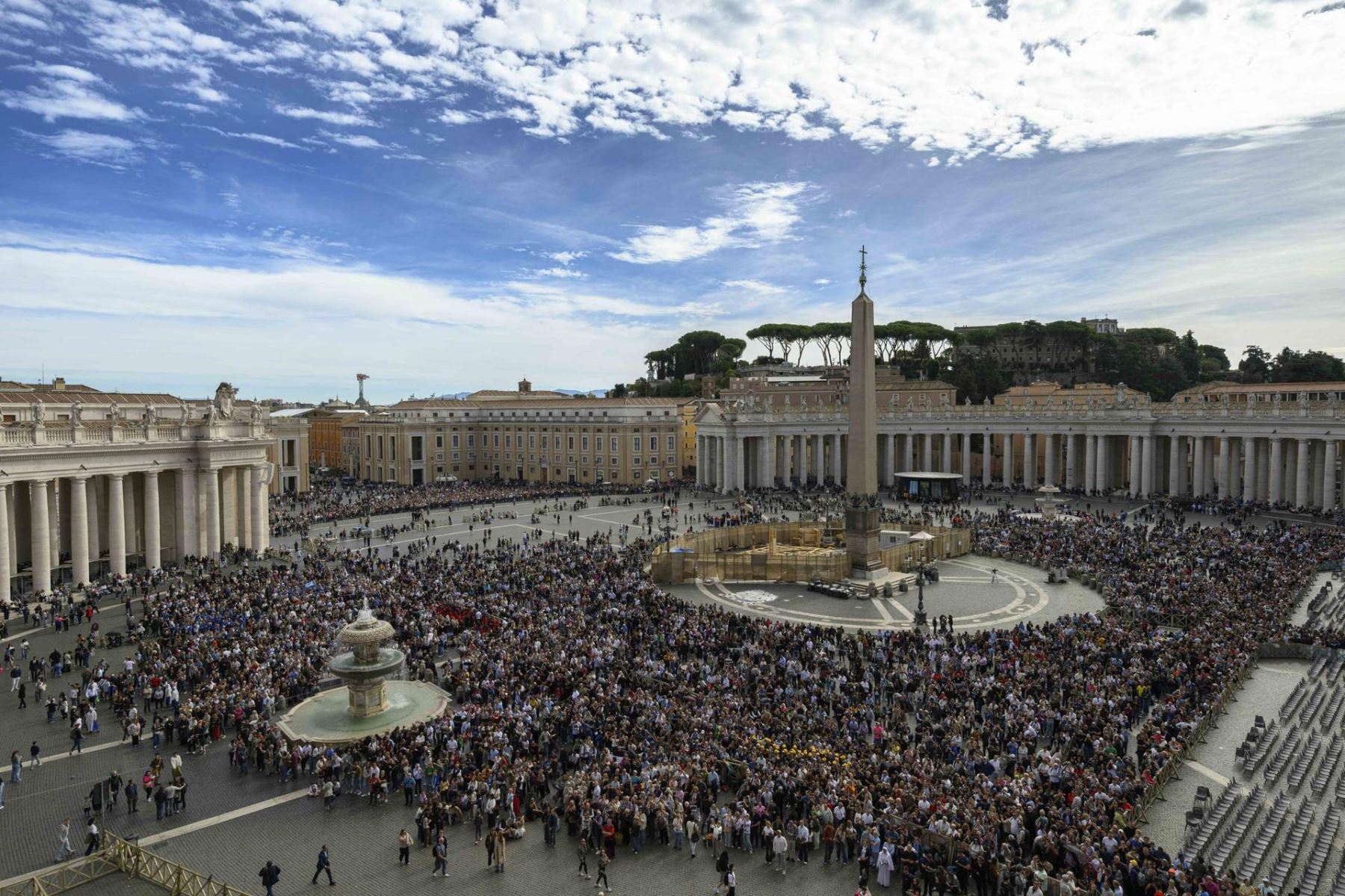 Fieles presentes mientras el Papa León XIV dirige la oración del Ángelus desde la ventana de su despacho, con vistas a la Plaza de San Pedro, en la Ciudad del Vaticano. Foto: EFE