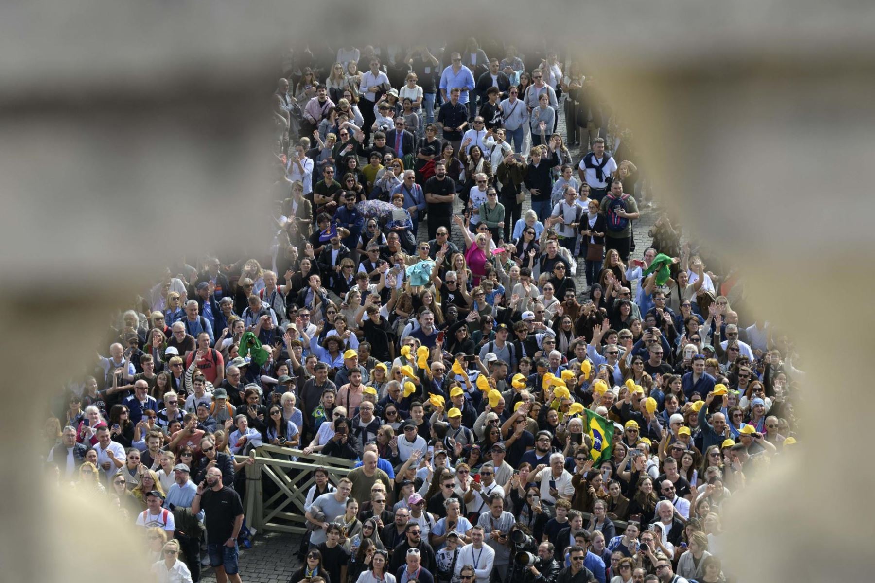 Fieles presentes mientras el Papa León XIV dirige la oración del Ángelus desde la ventana de su despacho, con vistas a la Plaza de San Pedro, Ciudad del Vaticano Foto: EFE