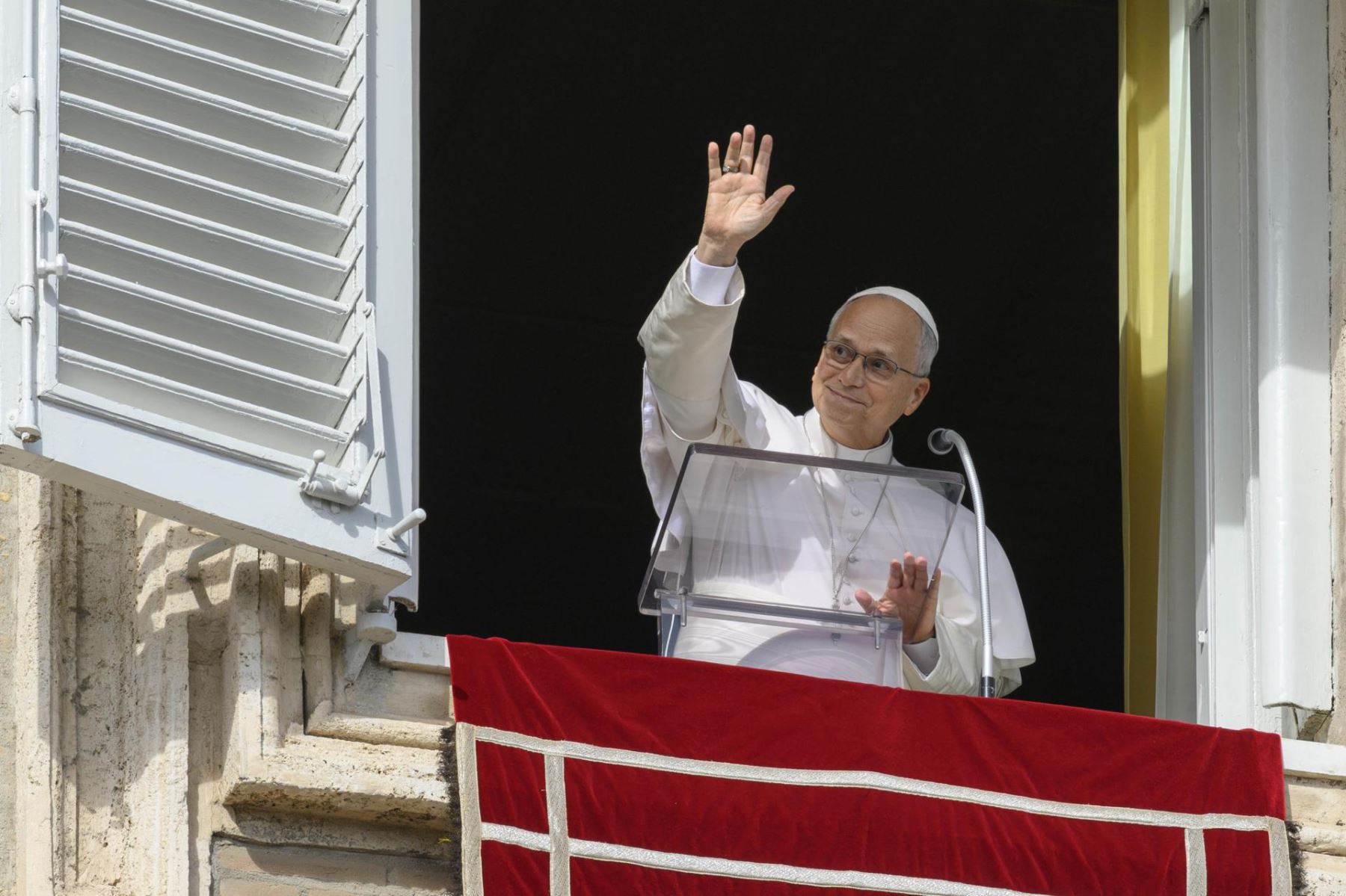 Papa León XIV rezando el Ángelus desde la ventana de su despacho con vistas a la Plaza de San Pedro, en la Ciudad del Vaticano.
 Foto: EFE