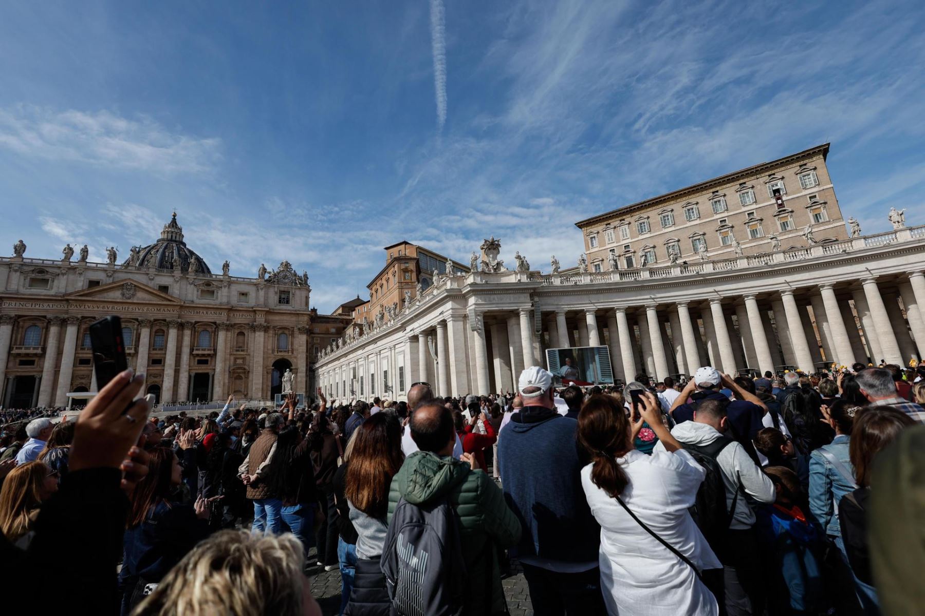 Fieles asisten mientras el Papa León XIV dirige la oración del Ángelus desde la ventana de su despacho con vistas a la Plaza de San Pedro, Ciudad del Vaticano Foto: EFE