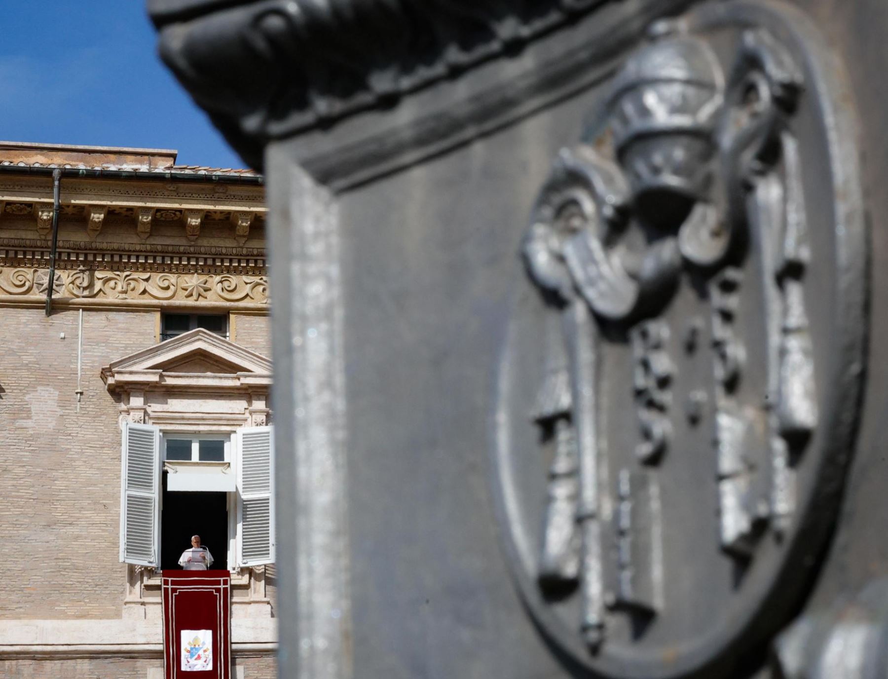 El Papa León XIV dirige la oración del Ángelus desde la ventana de su despacho con vistas a la plaza de San Pedro, Ciudad del Vaticano Foto: EFE