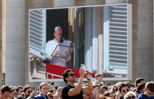 El papa León XIV dirige el rezo del Ángelus en la plaza de San Pedro.