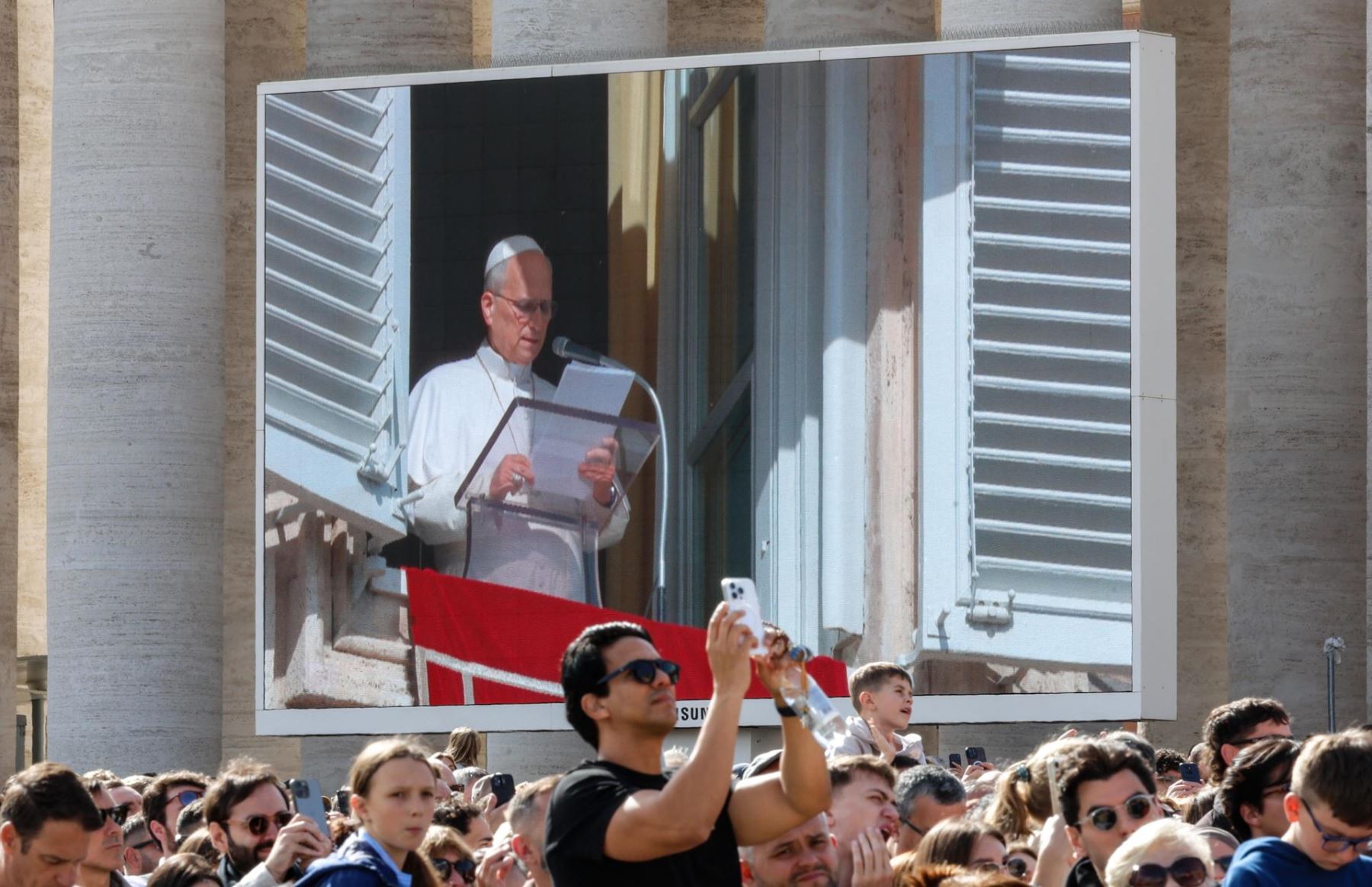 Fieles asisten mientras el Papa León XIV dirige la oración del Ángelus desde la ventana de su despacho con vistas a la Plaza de San Pedro, Ciudad del Vaticano Foto: EFE